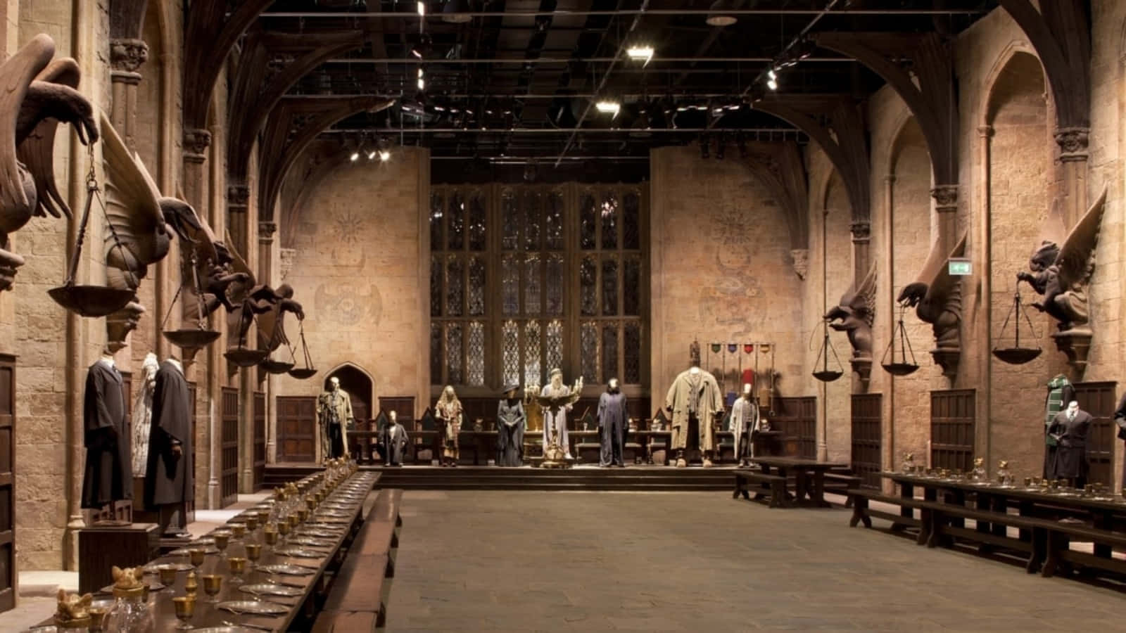 Majestic Beauty Found Within The Hogwarts Great Hall Wallpaper