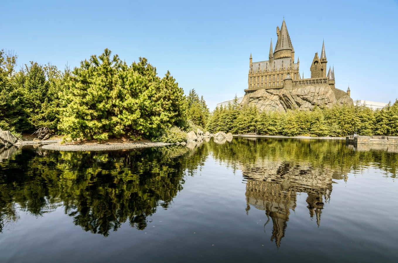 An enchanting view of The Hogwarts Lake Wallpaper