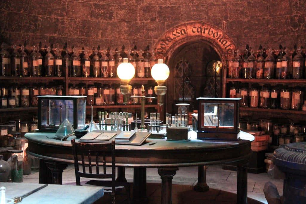 Professor Dumbledore teaches the Hogwarts Potions Class the magical complexities of potion-making. Wallpaper
