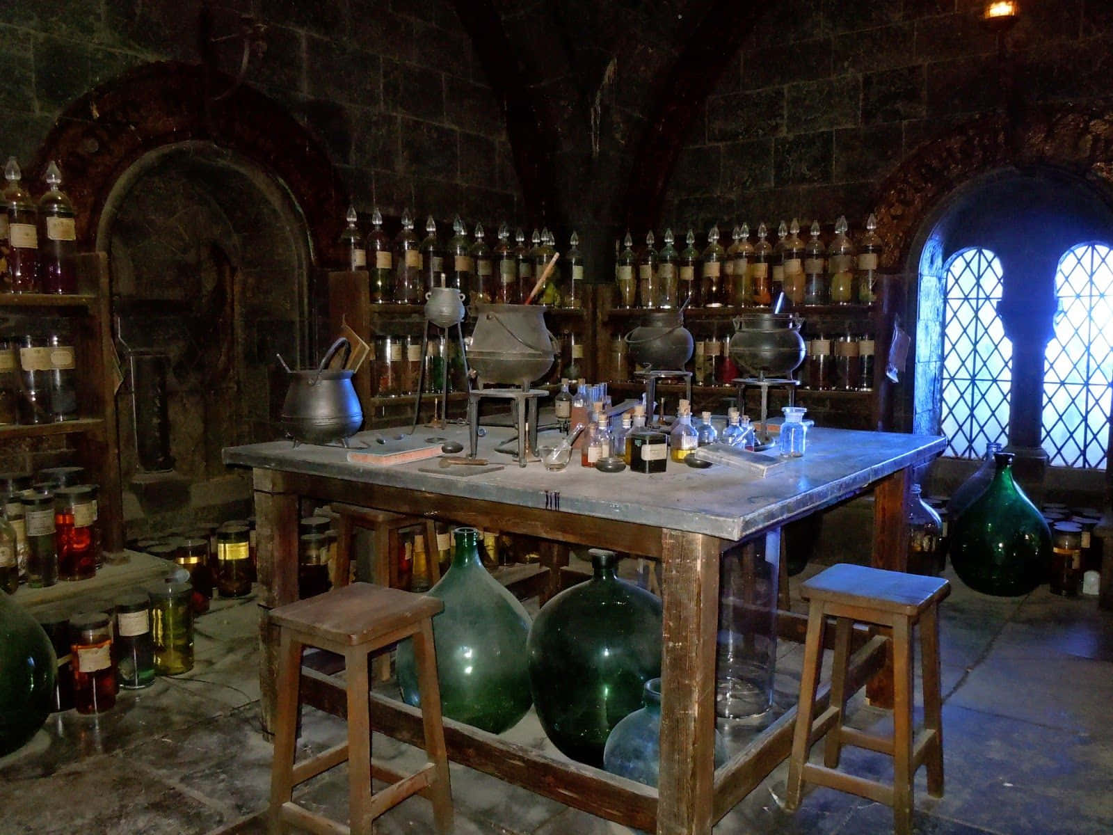 Learn the secrets of potions at Hogwarts Wallpaper