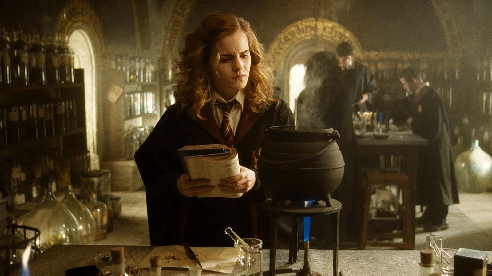 Brewing up Magical Potions at the Hogwarts Potions Class" Wallpaper