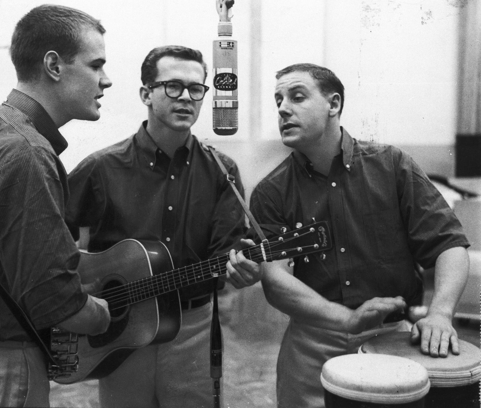 Den Kingston Trio Studio Recording tapet indeholder et ikonisk billede af 1950'erne folkemusikband. Wallpaper