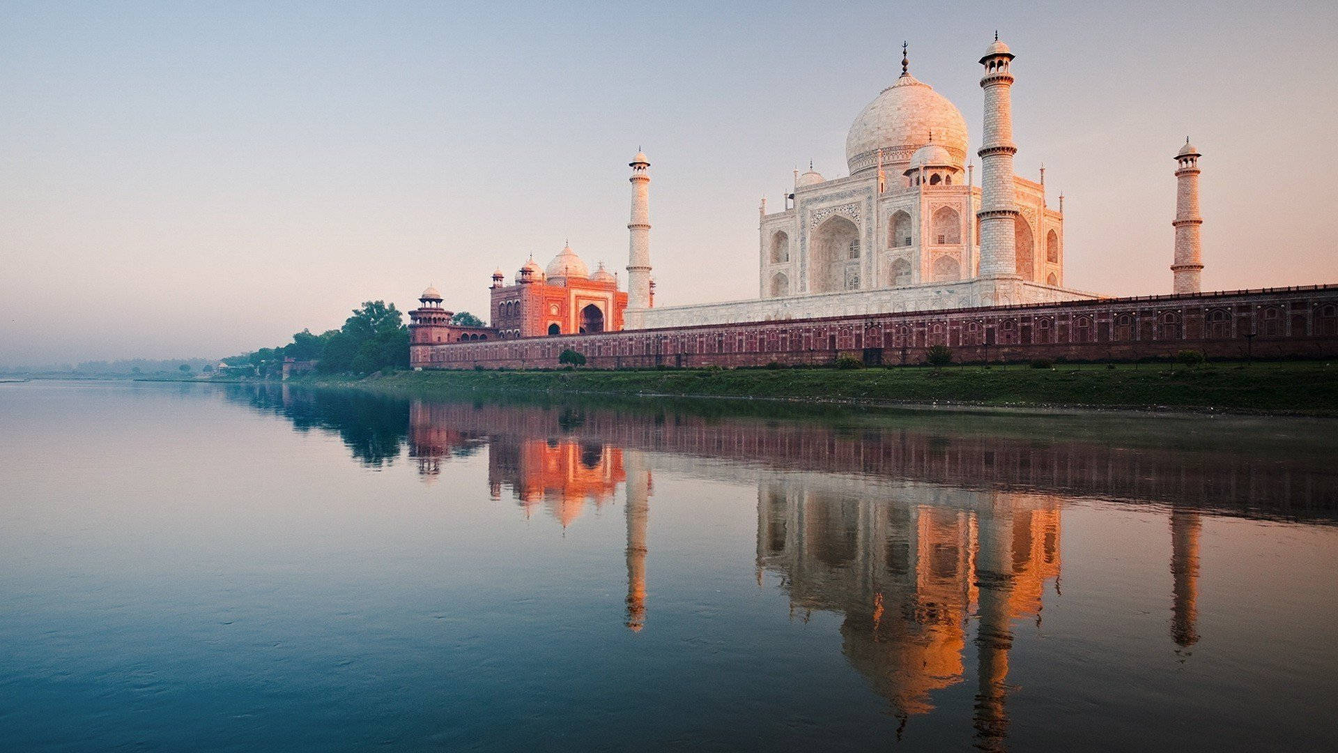 The Lake Behind The Taj Mahal Wallpaper