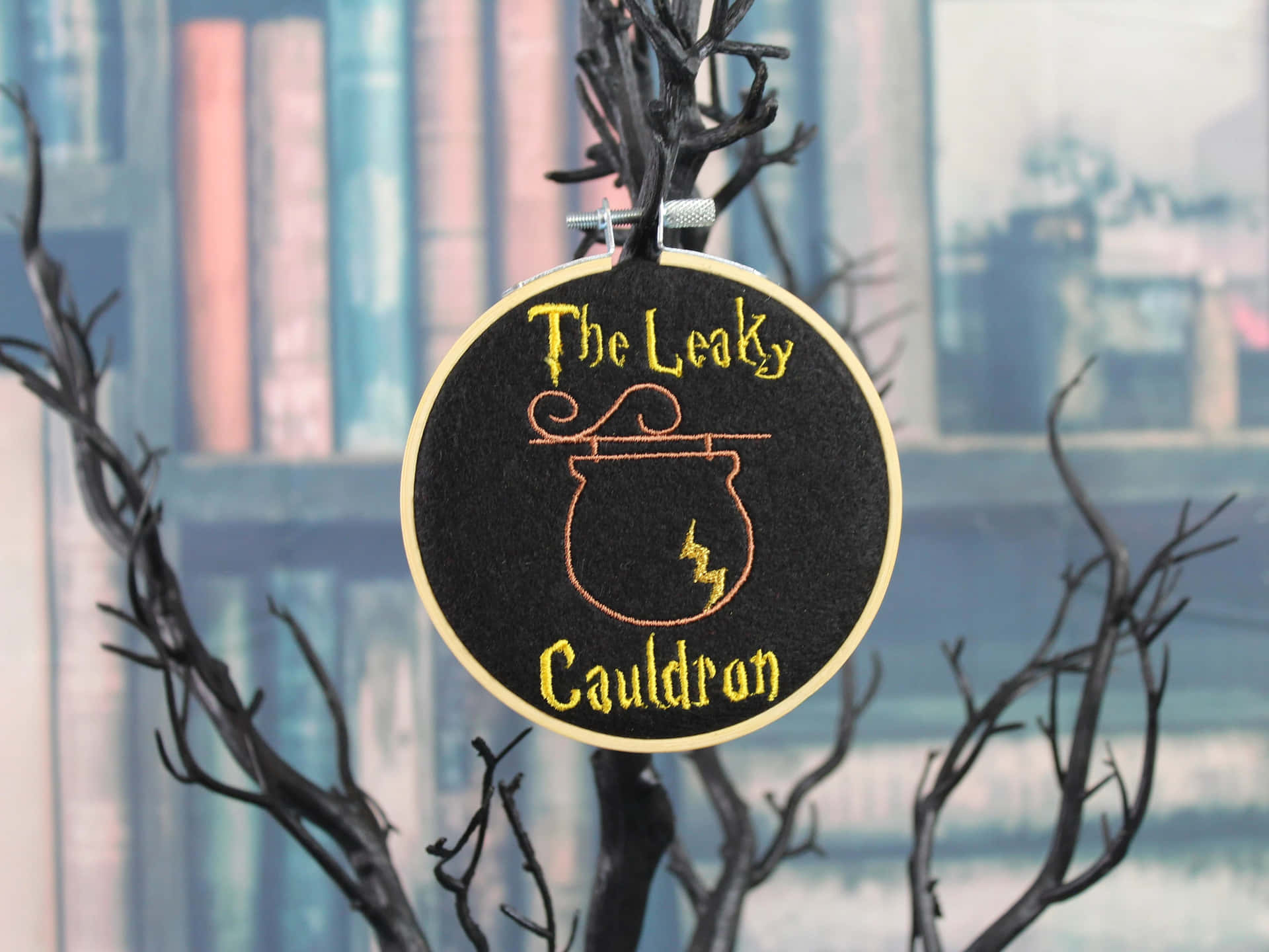 The Leaky Cauldron at London's Diagon Alley Wallpaper