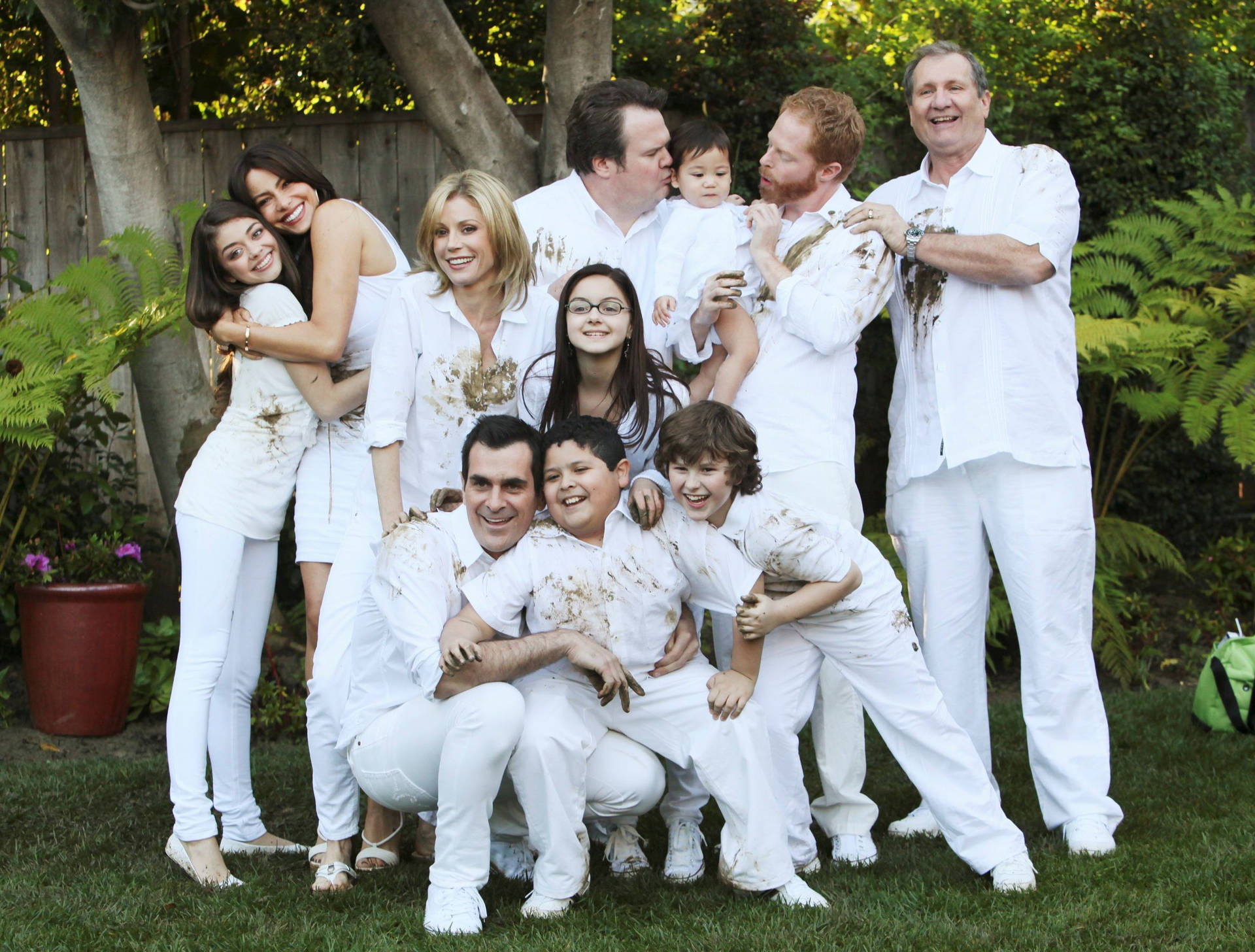 The Modern Family Ensemble In A Cheerful Reunion Wallpaper