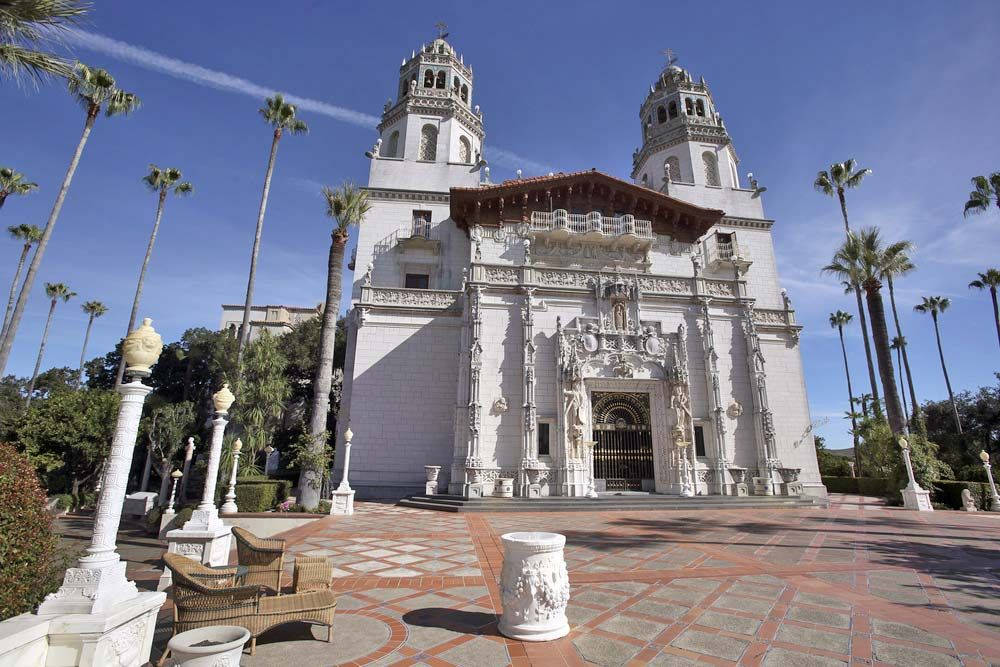 The Outdoor Sculptures Of The Hearst Castle Wallpaper