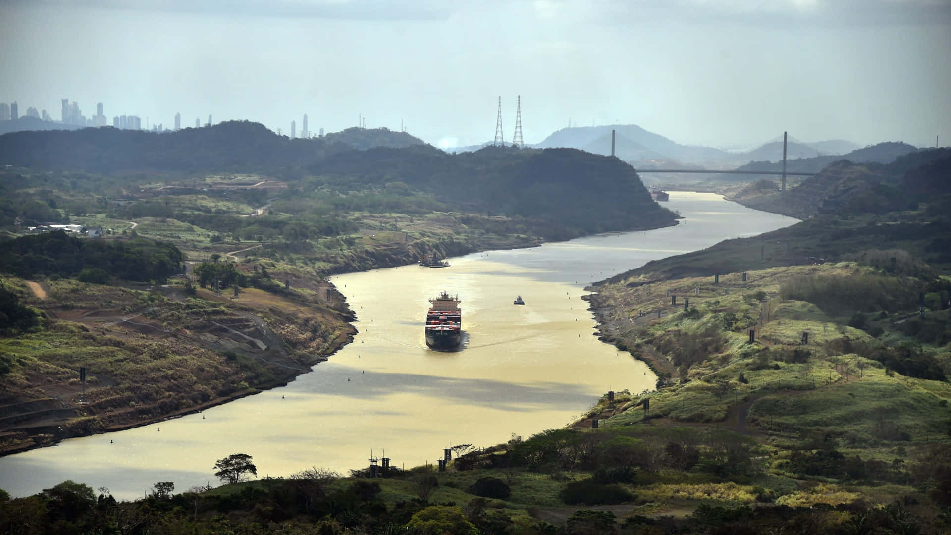 Den Panama Kanal med mudret flod der løber Wallpaper