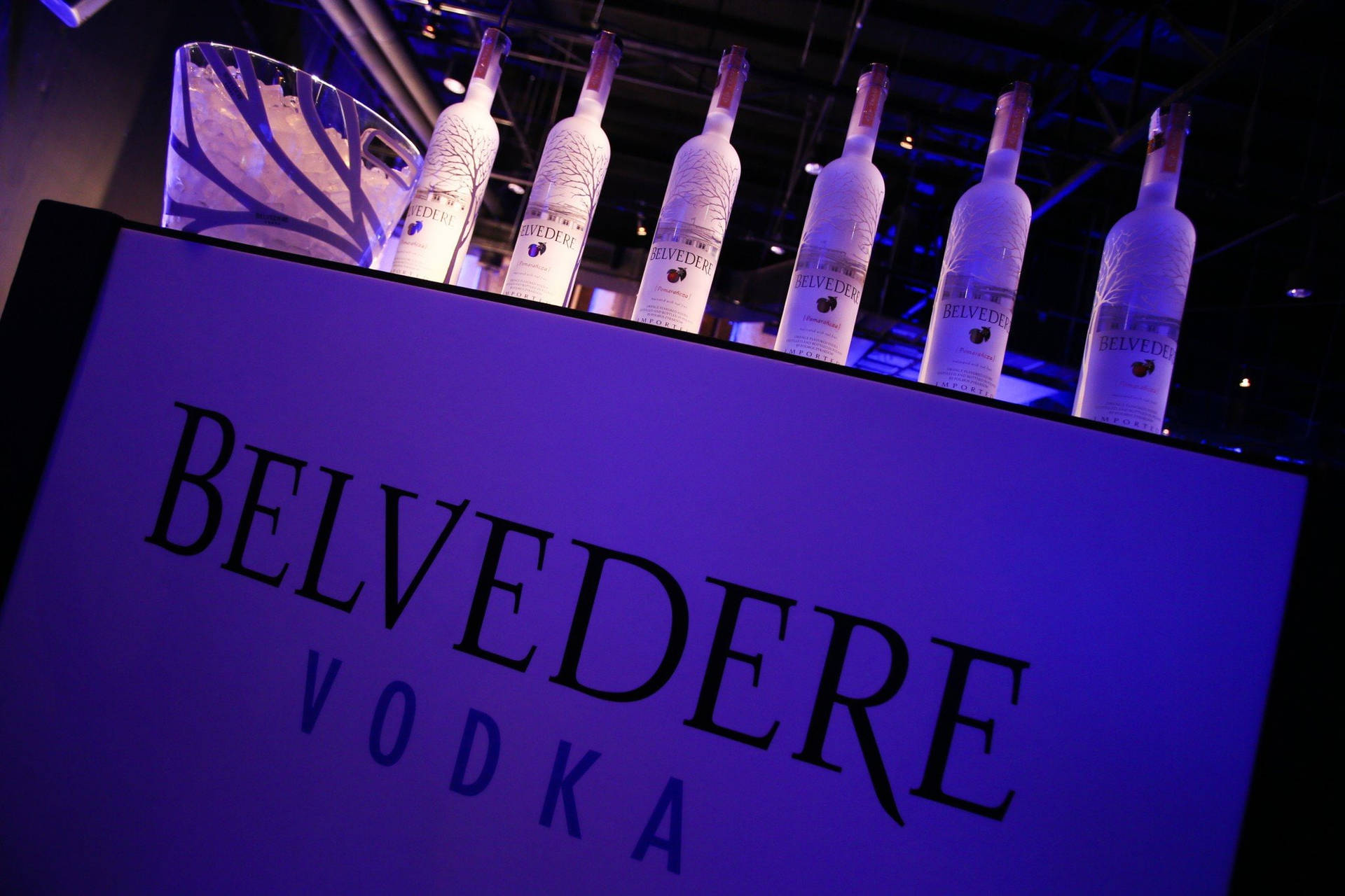 Polske Belvedere Vodka flasker har et øjenfangende blåt design. Wallpaper