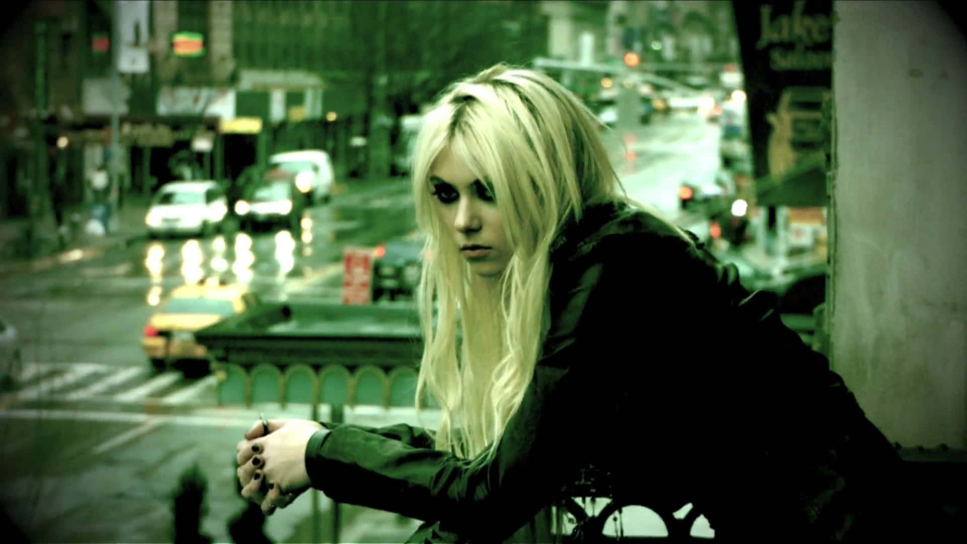 The Pretty Reckless Singer In Black Long Sleeve Wallpaper
