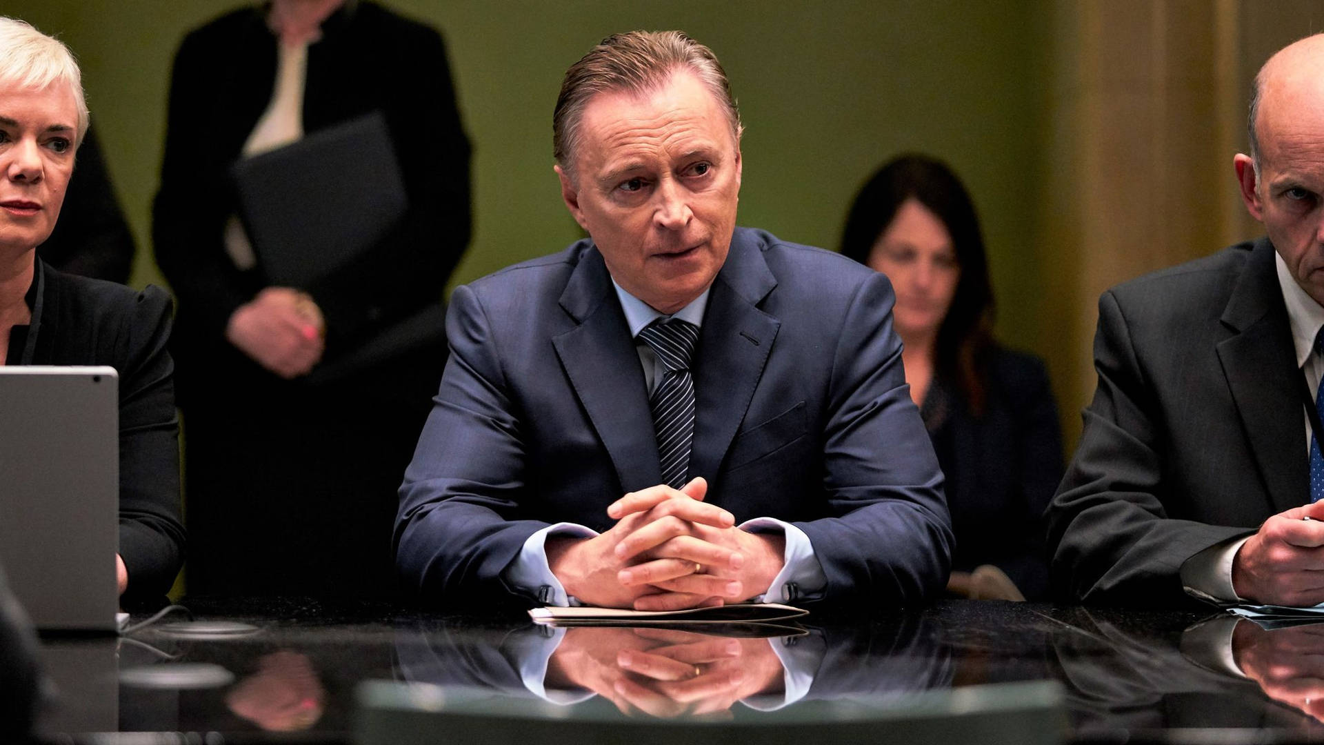 Robert Carlyle portraying the role of the Prime Minister Wallpaper