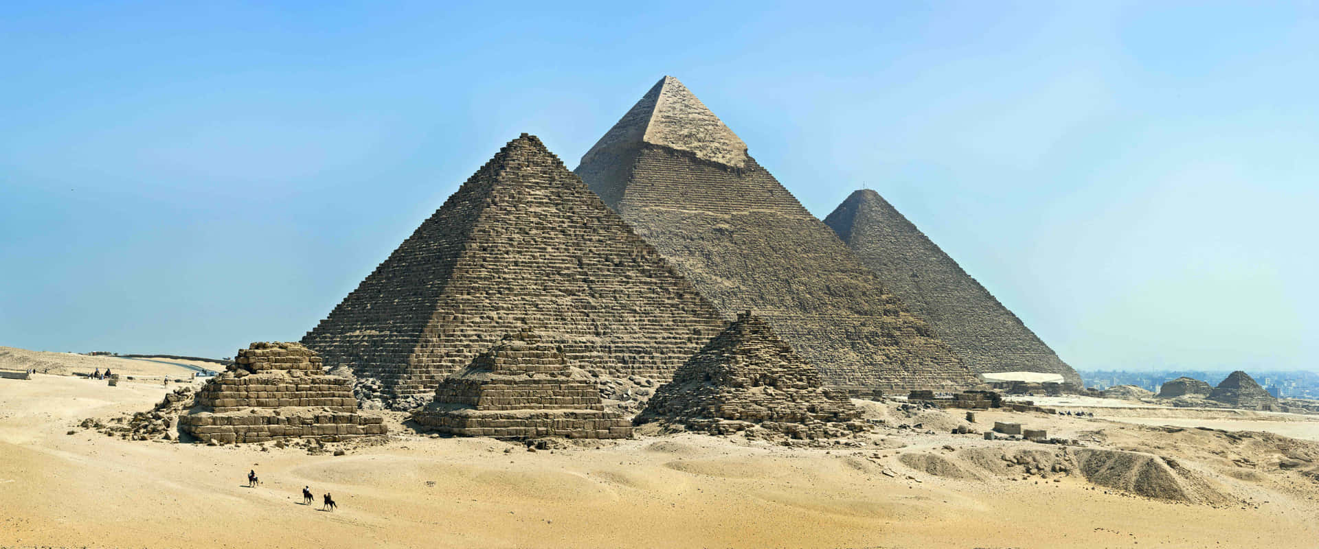 Majestic Pyramids of Giza Basking under the Egyptian Sun Wallpaper