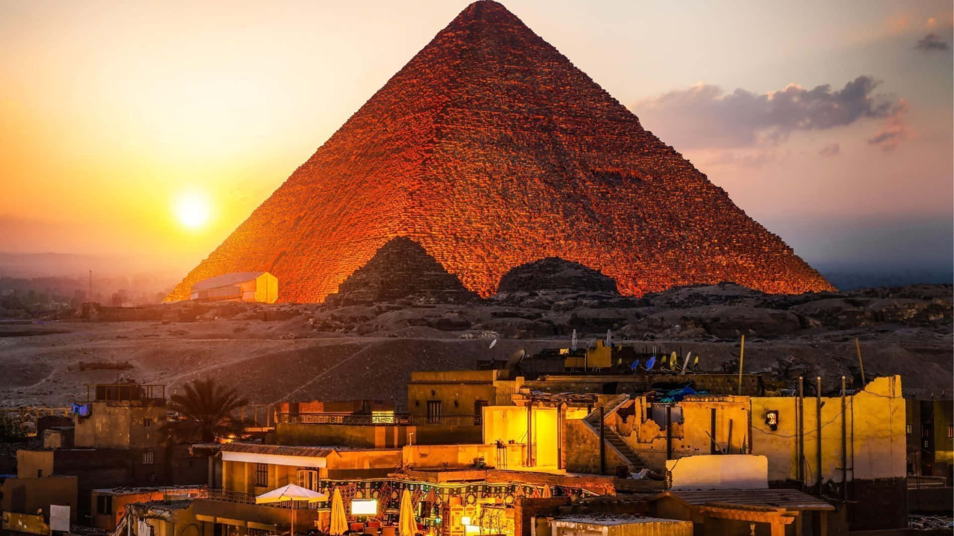 Laspirámides De Giza: La Pirámide De Menkaure Contra La Puesta De Sol. Fondo de pantalla