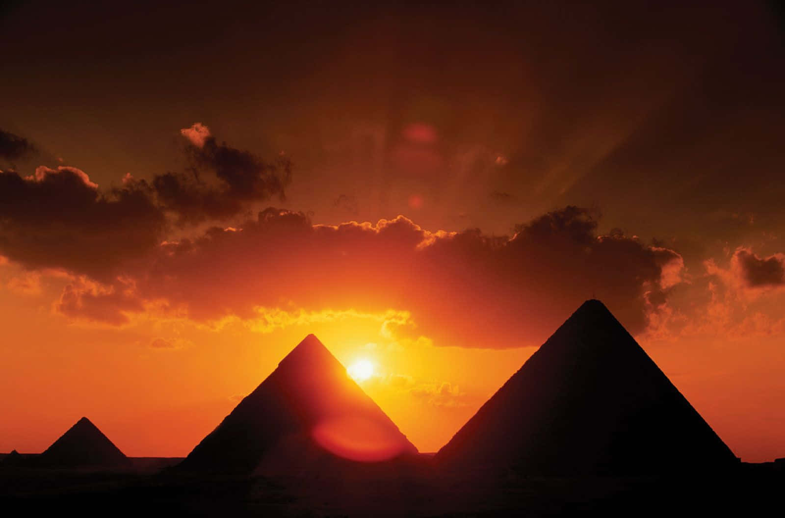 Lasilueta De Las Pirámides De Giza Al Atardecer. Fondo de pantalla