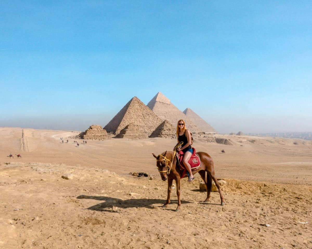 Iltour Delle Piramidi Di Giza Con Un Turista A Cavallo Sfondo
