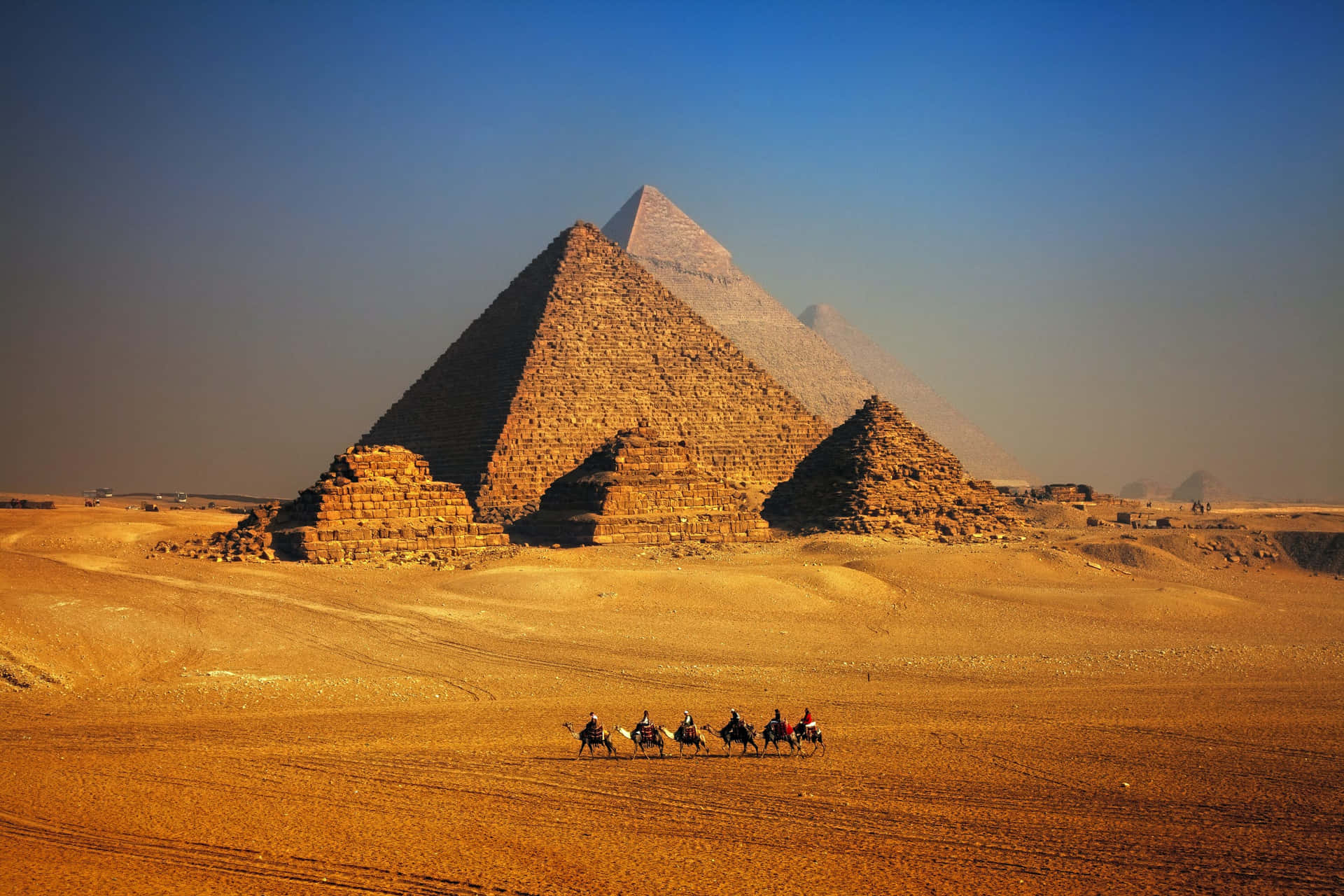 Diepyramiden Von Gizeh Mit Touristen Auf Kamelrücken Wallpaper