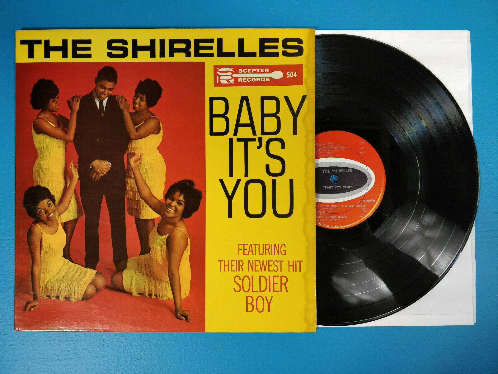 Skivomslagettill The Shirelles Baby It's You Från År 1962 Skulle Vara En Utmärkt Bakgrundsbild För Dator Eller Mobiltelefon. Wallpaper