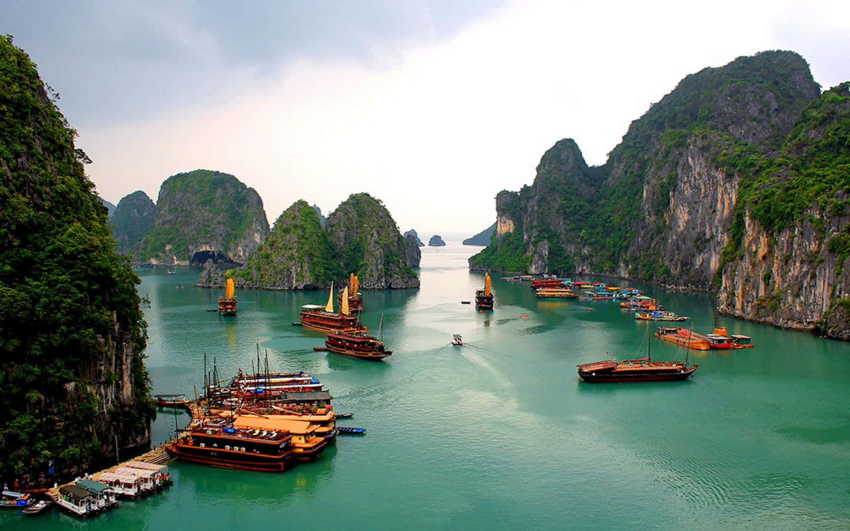 The Spectacular Scenery Of Halong Bay Wallpaper