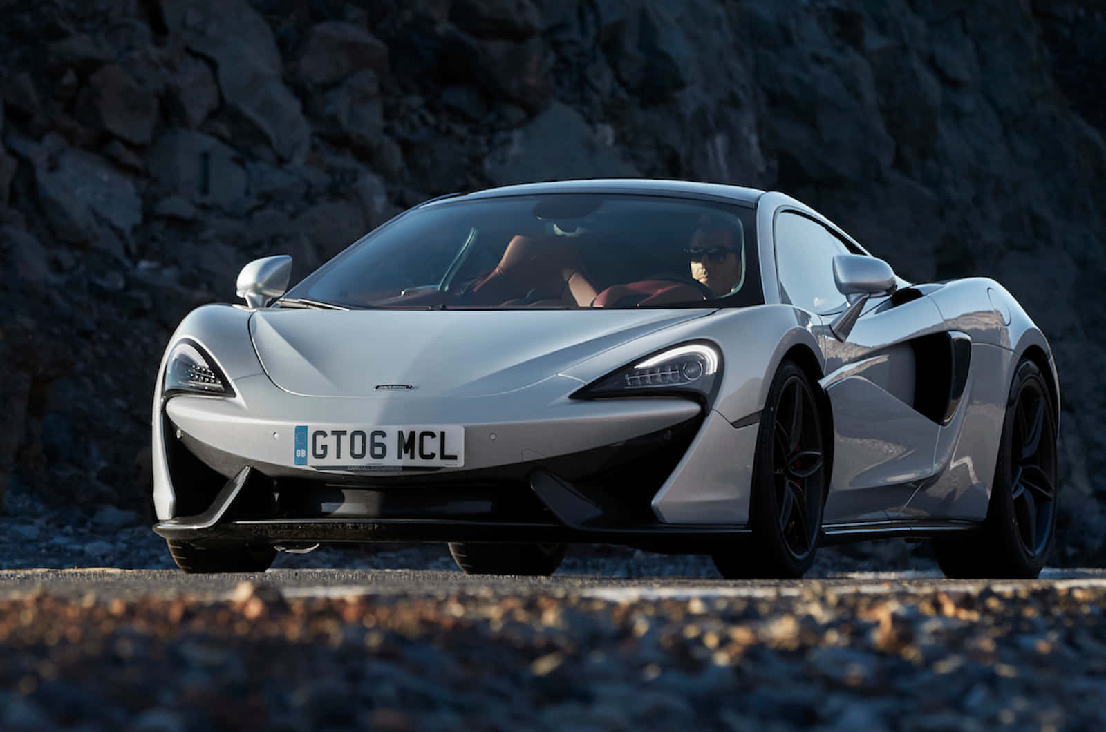 De Prachtige Mclaren 570gt In Dynamische Beweging Achtergrond