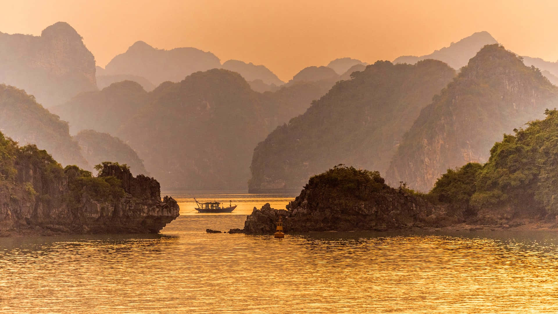 The Sunset Scenery Of Halong Bay Wallpaper