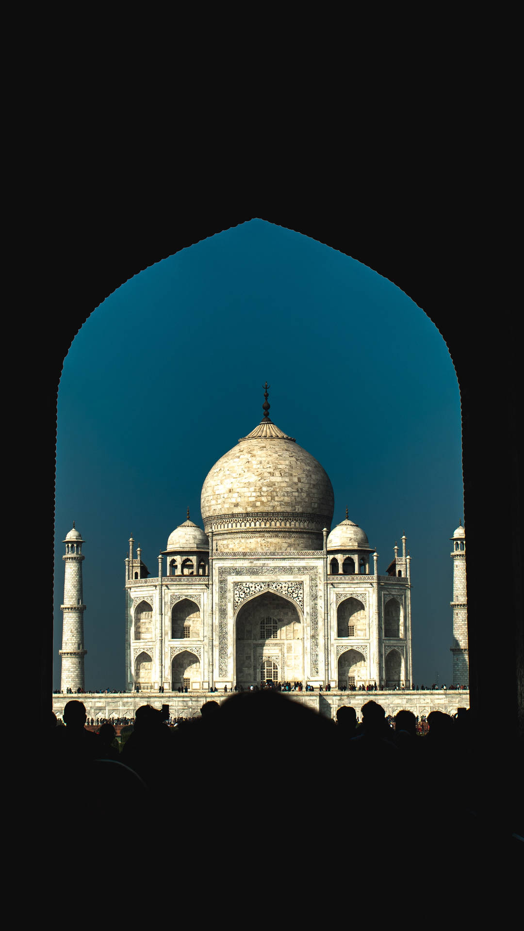 The Taj Mahal And The Crowd Wallpaper