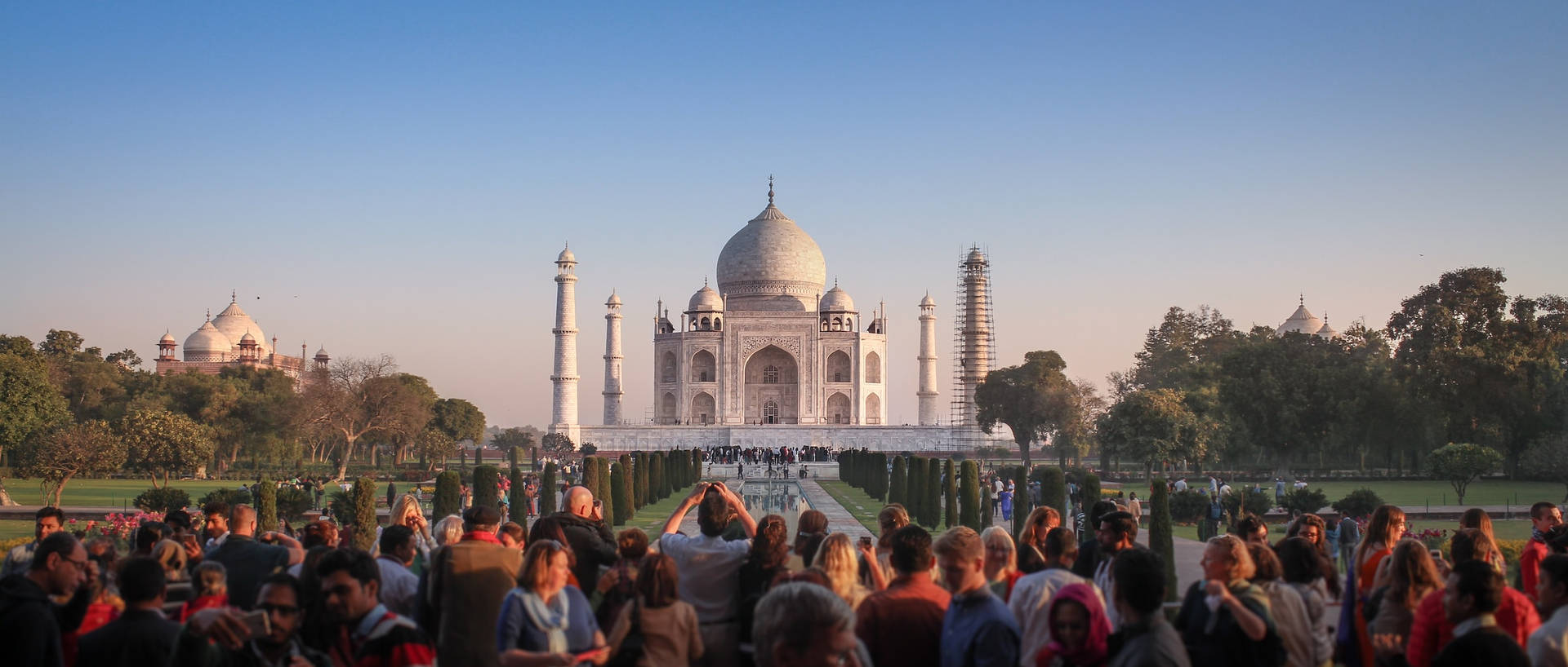 The Taj Mahal And The Tourists Wallpaper