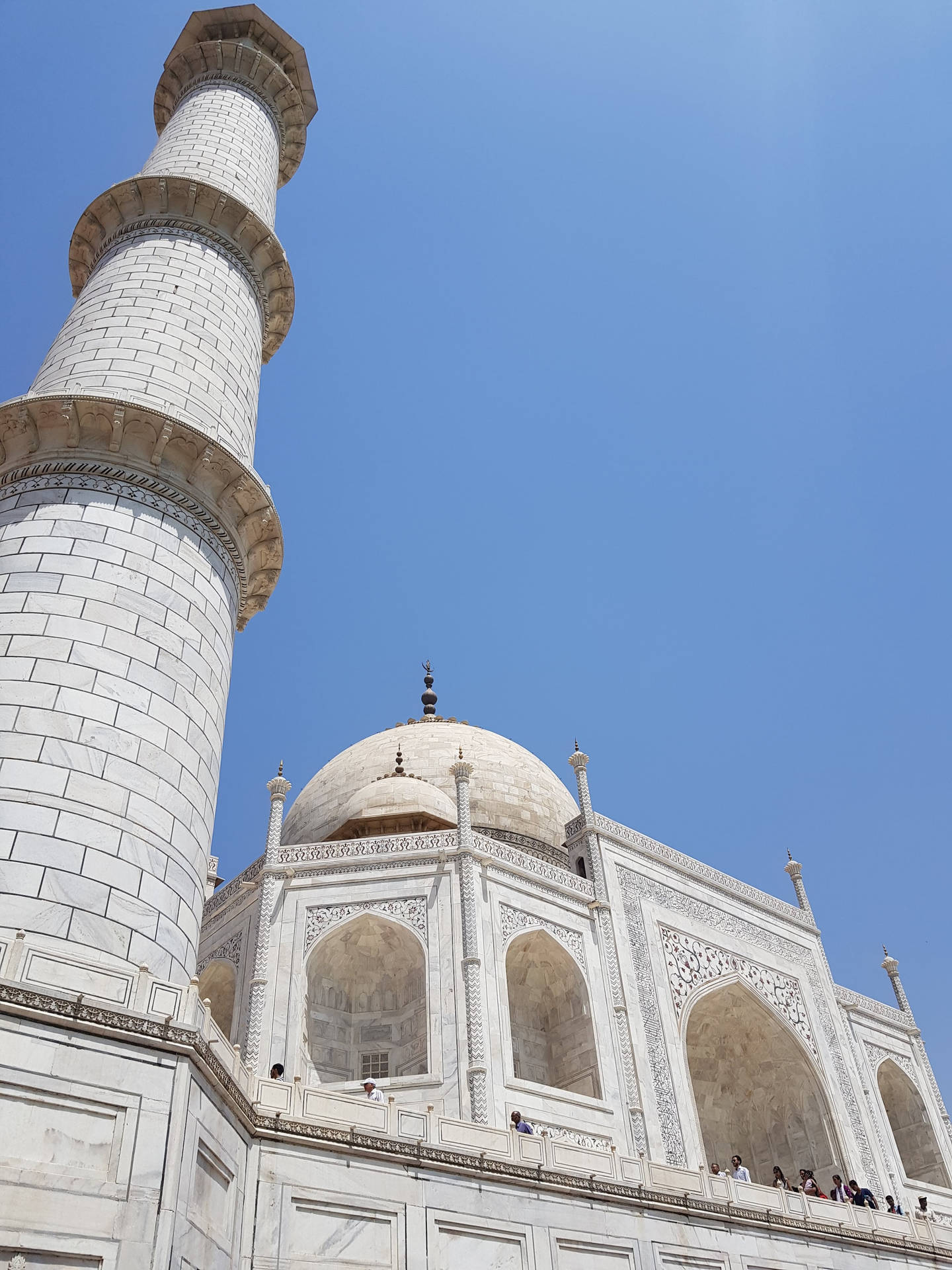 The Taj Mahal's Tall Minaret Wallpaper