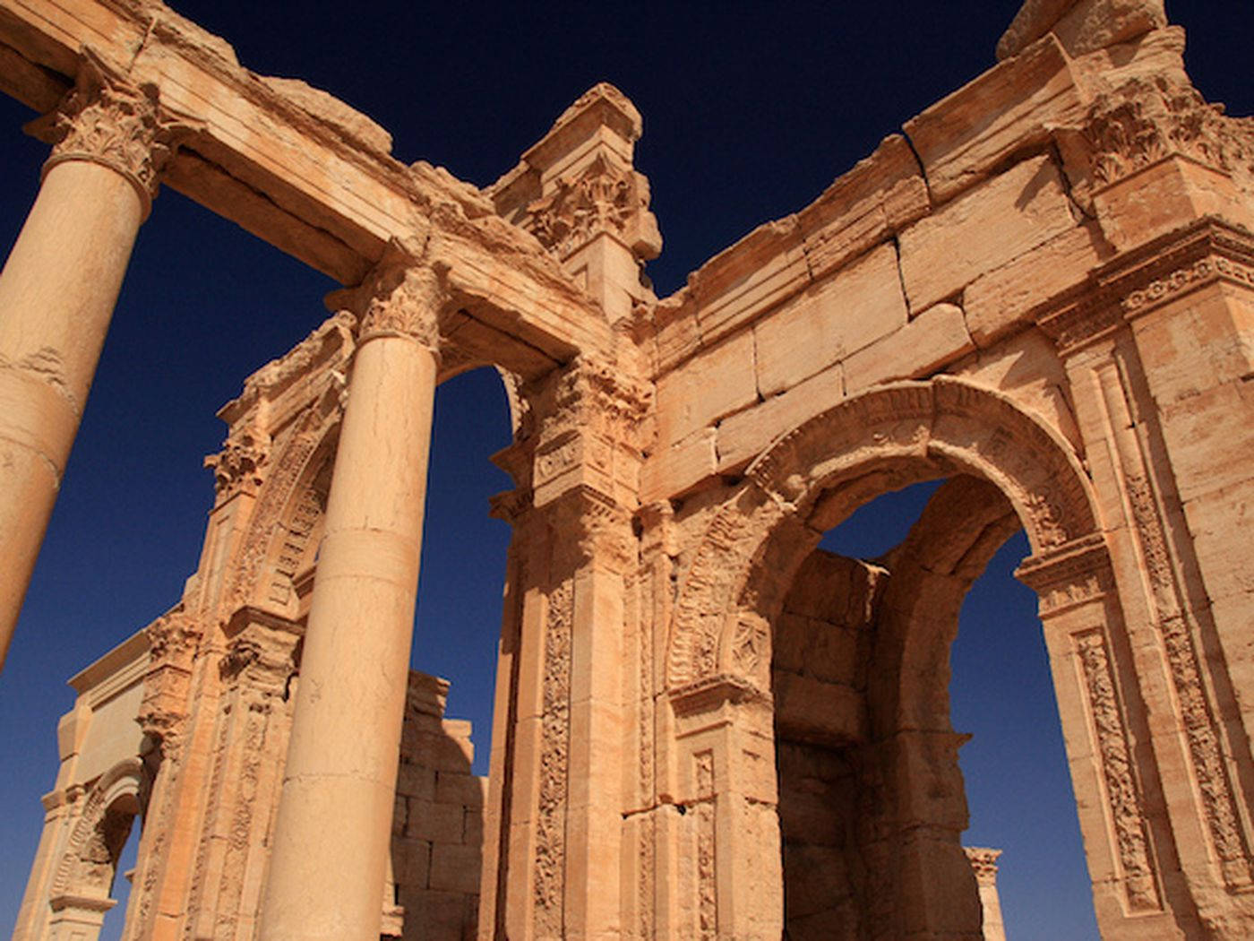 Lasaltas Columnas De Piedra Arenisca En Palmyra Fondo de pantalla