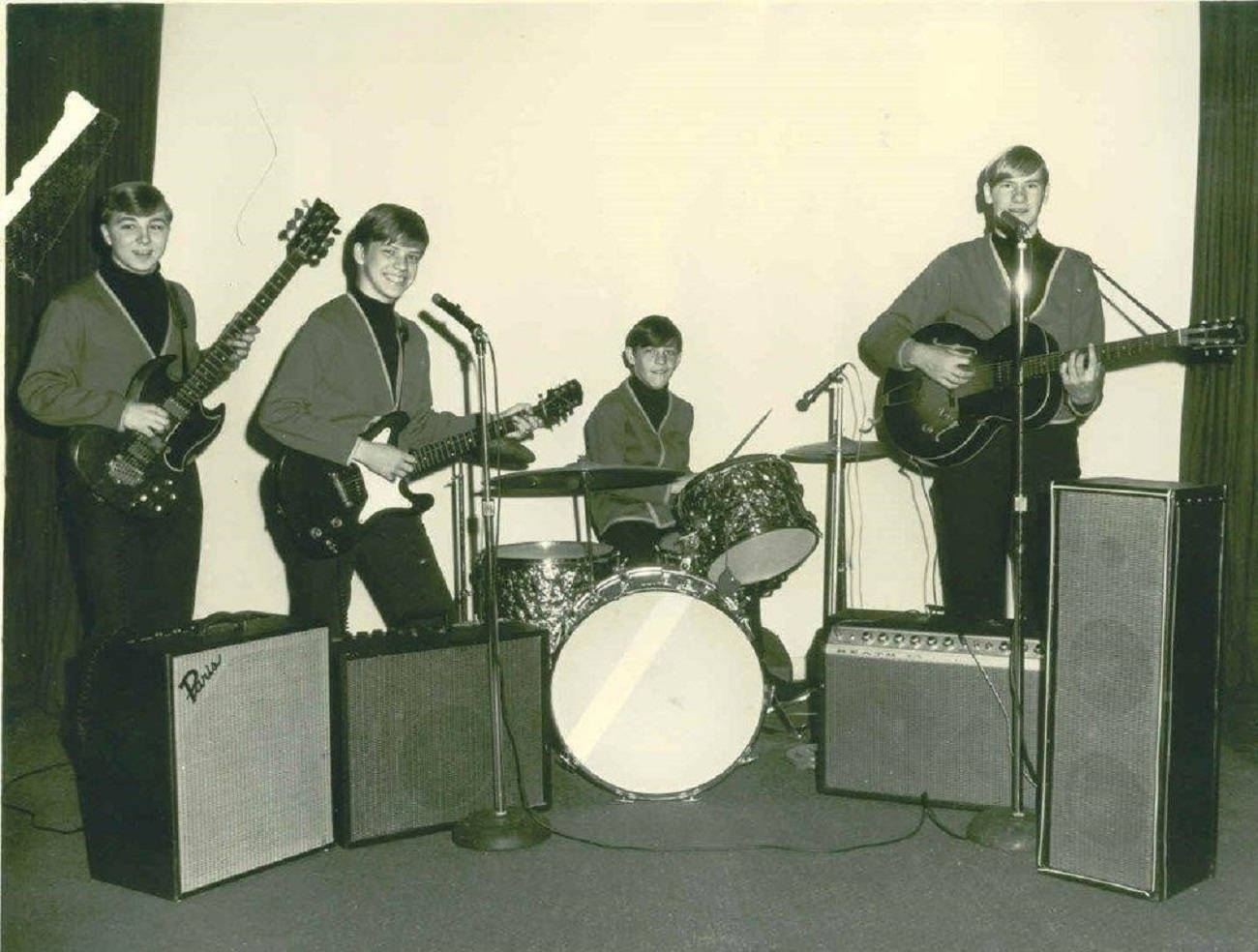 Caption: Velvet Underground Performing Live in 1967 Wallpaper