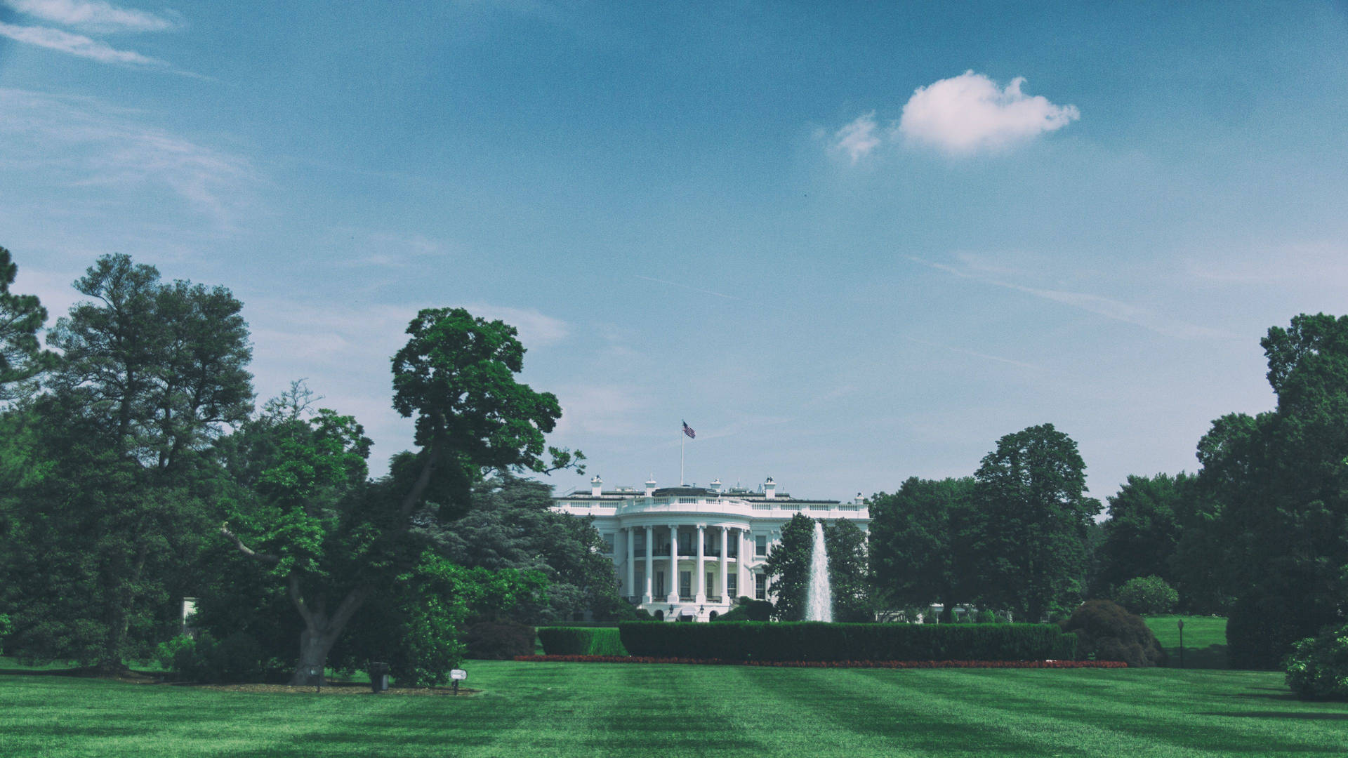 The White House And The Green Fields Wallpaper