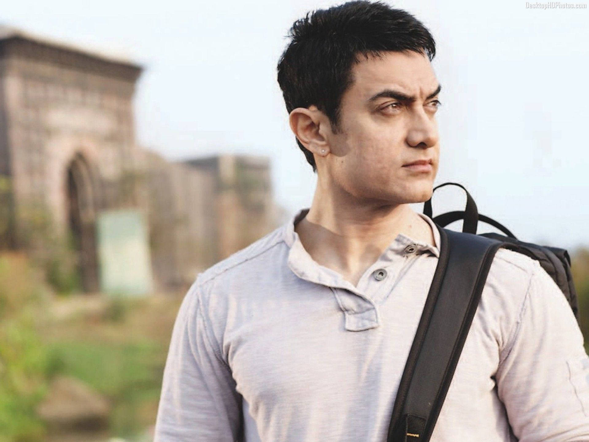 Den unge Aamir Khan-tapet afbilder Indiens elskede skuespiller i hans mest ikoniske roller. Wallpaper
