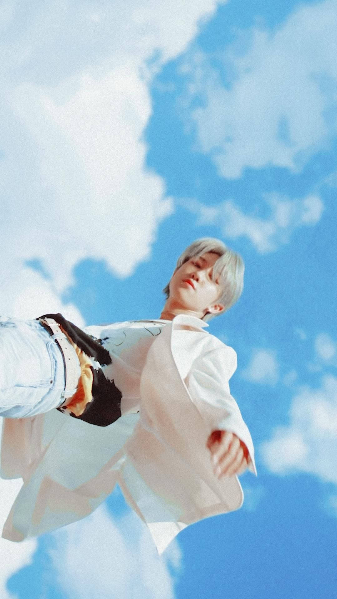 The8 from Seventeen sporting a captivating white hairstyle. Wallpaper