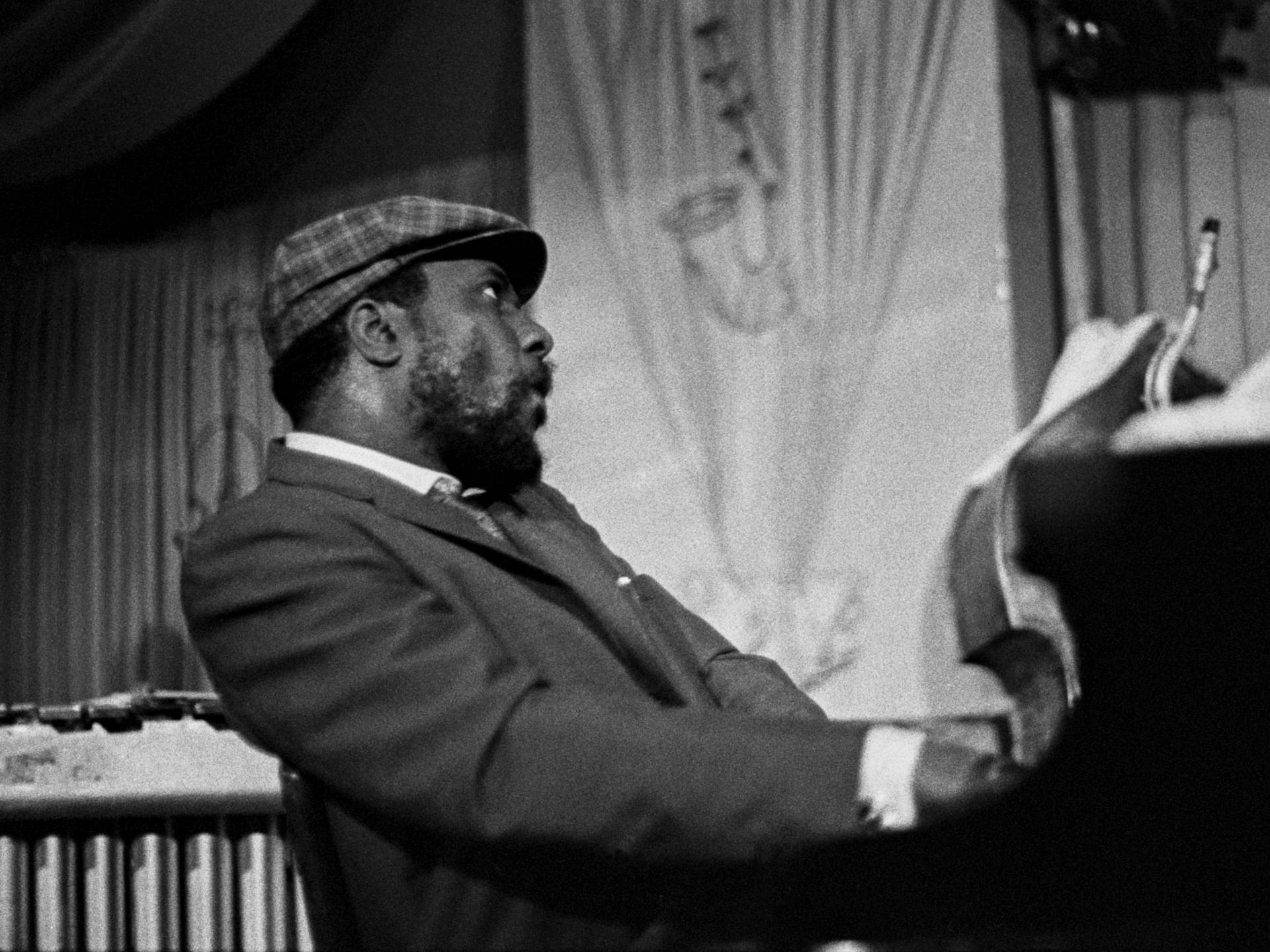 Theloniousmonk Tocando El Piano Con Estilo Fondo de pantalla