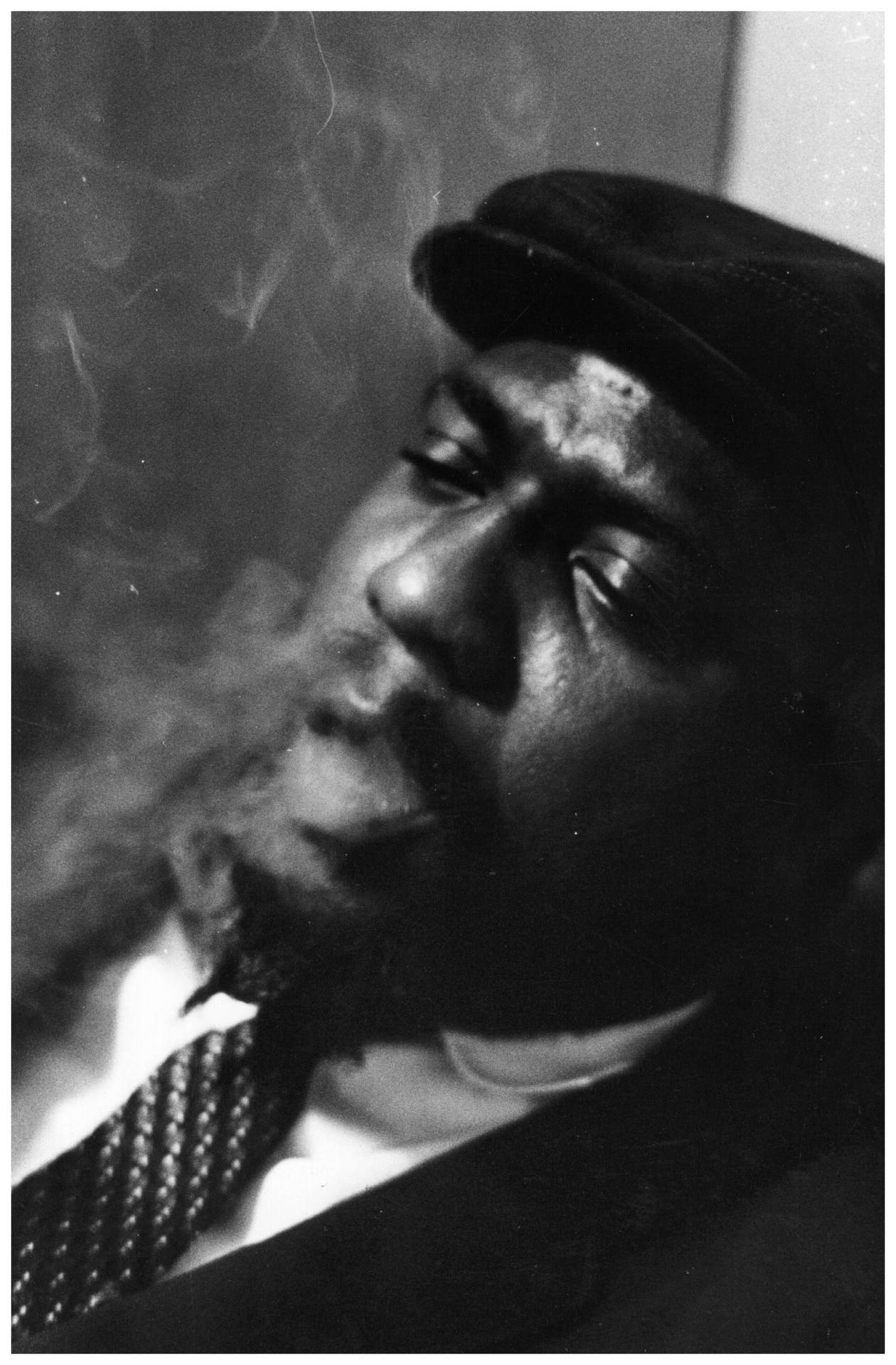 Theloniousmonk Rökning Ut - This Can Be Used As A Title For A Wallpaper Featuring A Picture Of Thelonious Monk Smoking. Wallpaper