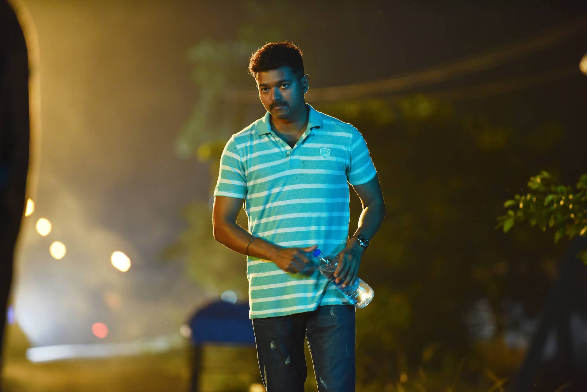 Theri Movie Vijay With Water Bottle Wallpaper
