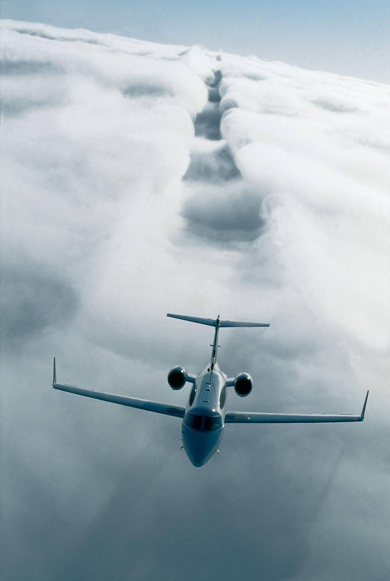 Nubesdensas Y Avión Iphone. Fondo de pantalla