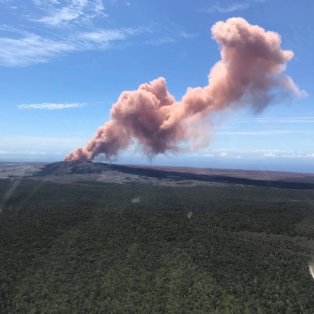 Tykt røg fra Kilauea vulkanen stiger over Lavaen Wallpaper