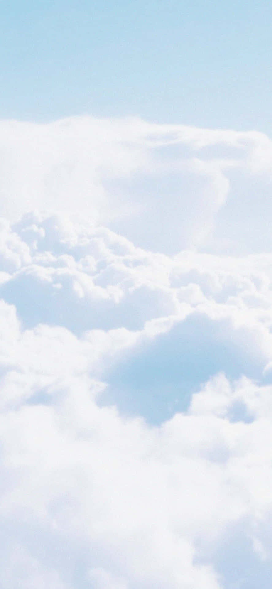 Nubesblancas Y Espesas En Un Hermoso Tono De Azul Claro Fondo de pantalla