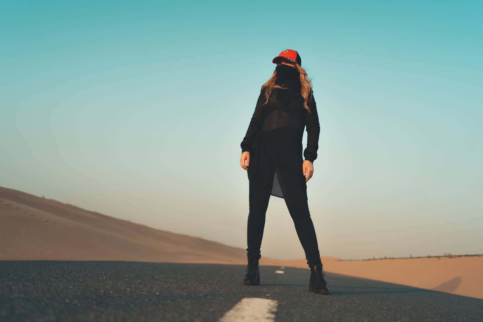 Enkvinde Står På Vejen I Ørkenen.