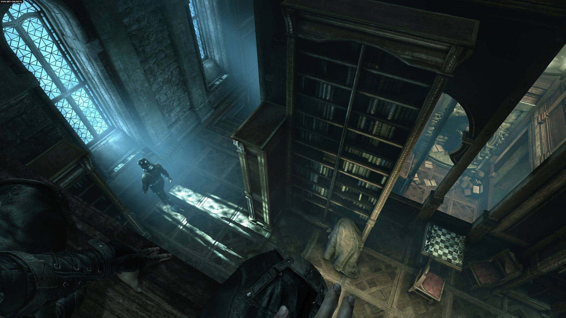 Unhombre Está De Pie En Una Habitación Oscura Con Libros.