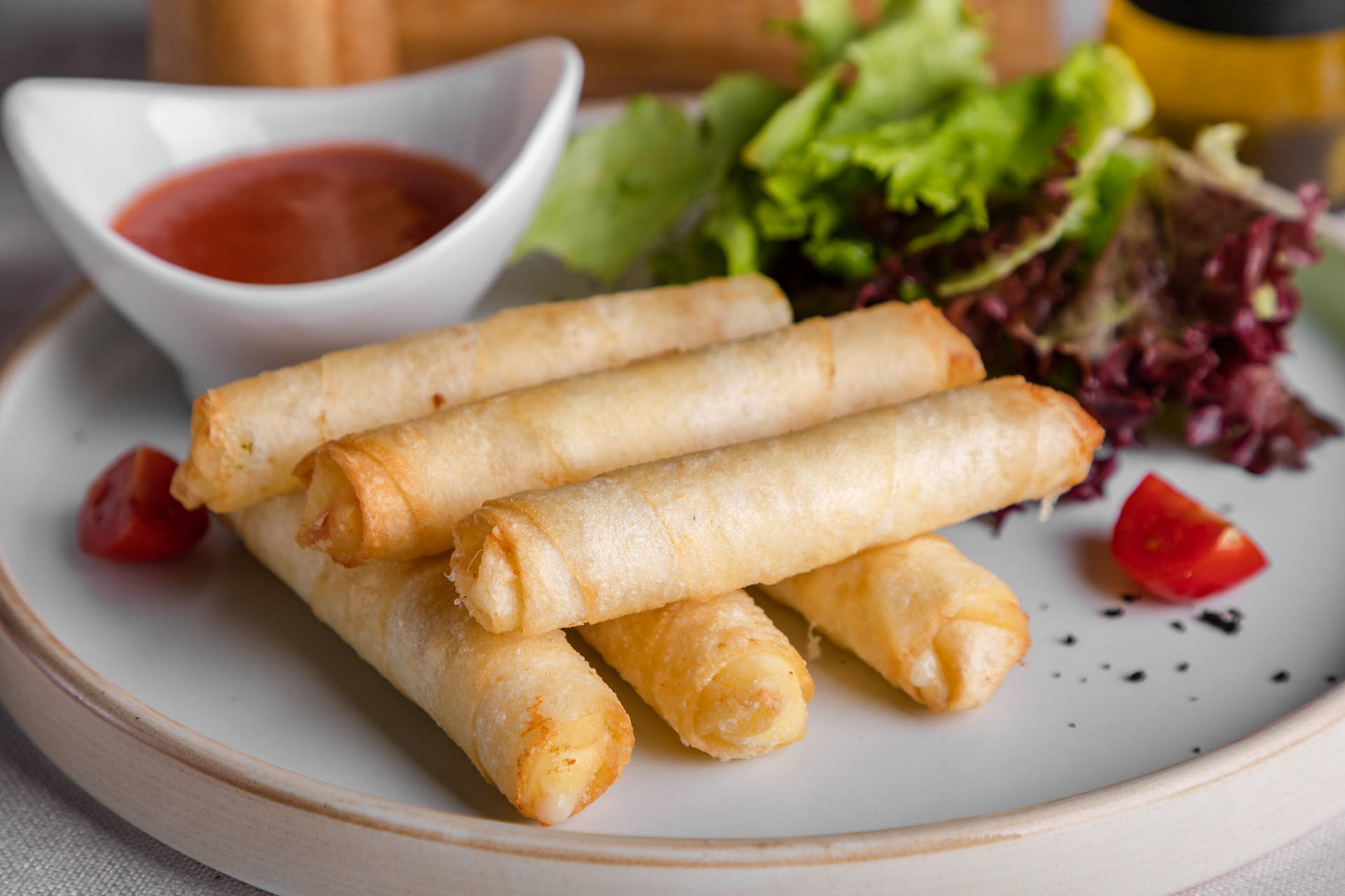 Thin Egg Rolls With Sauce And Lettuce