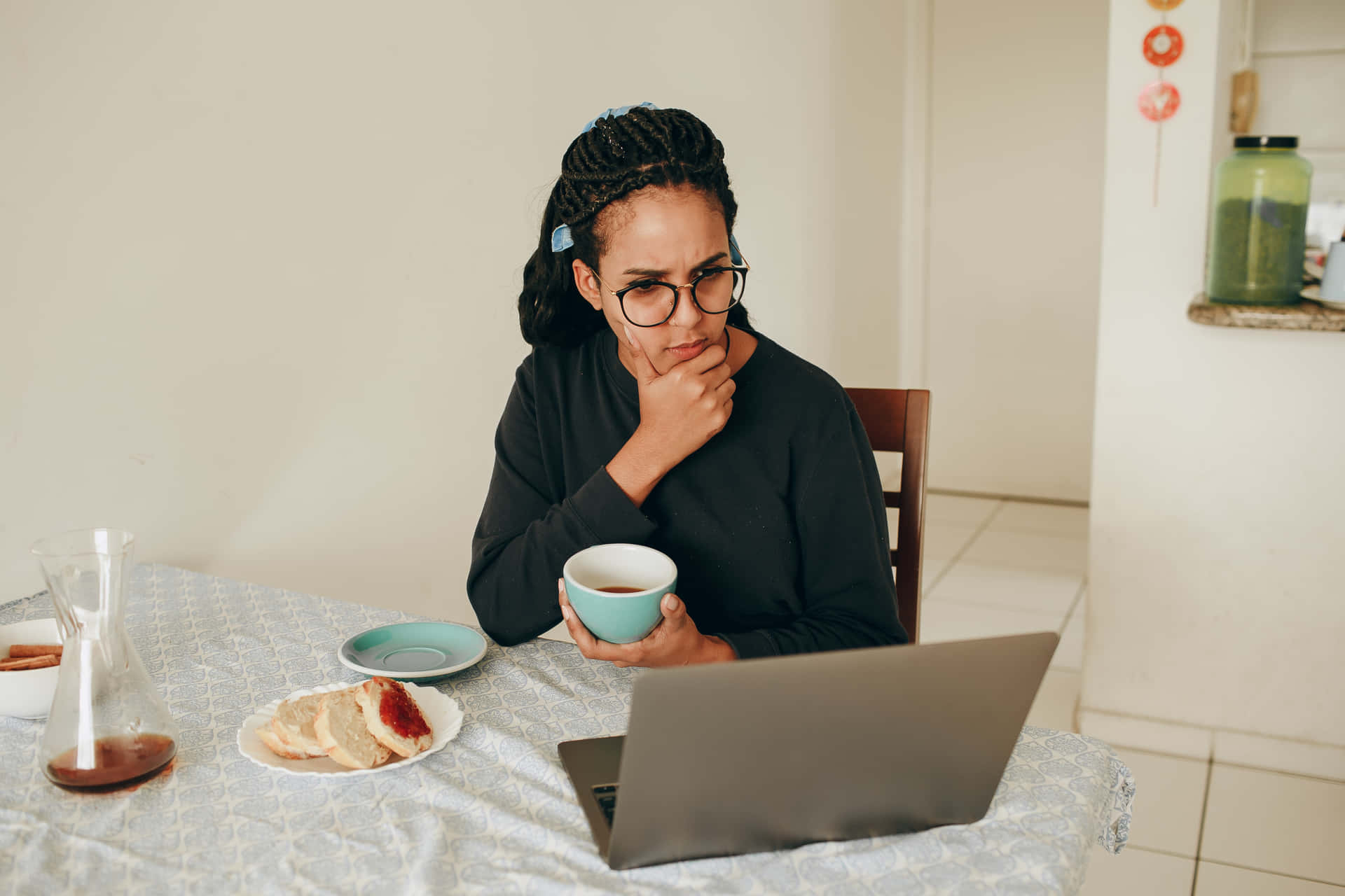 Enkvinna Som Sitter Vid Ett Bord Med En Laptop Och Kaffe