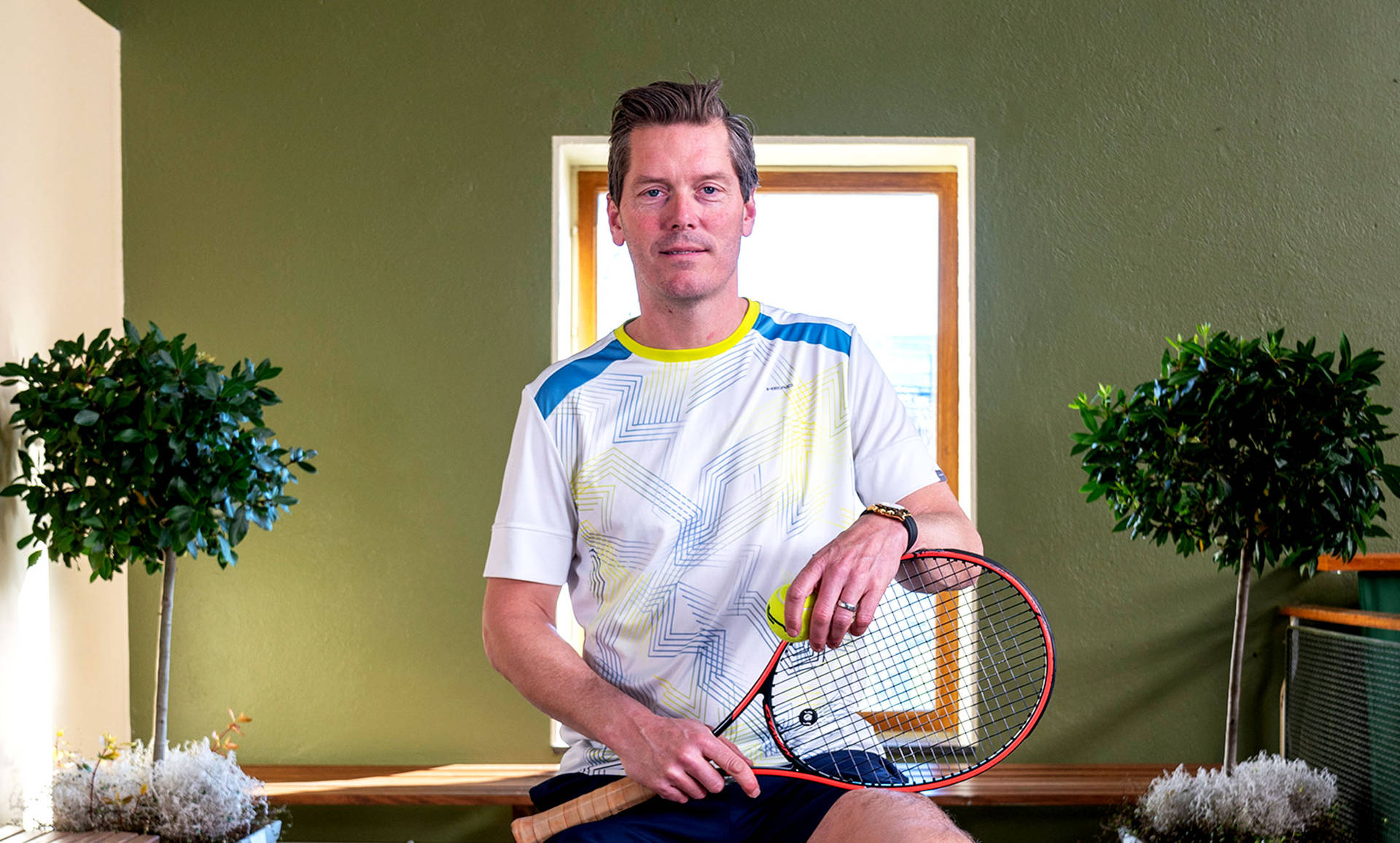 Thomas Enqvist poserende med tennisketcher Wallpaper