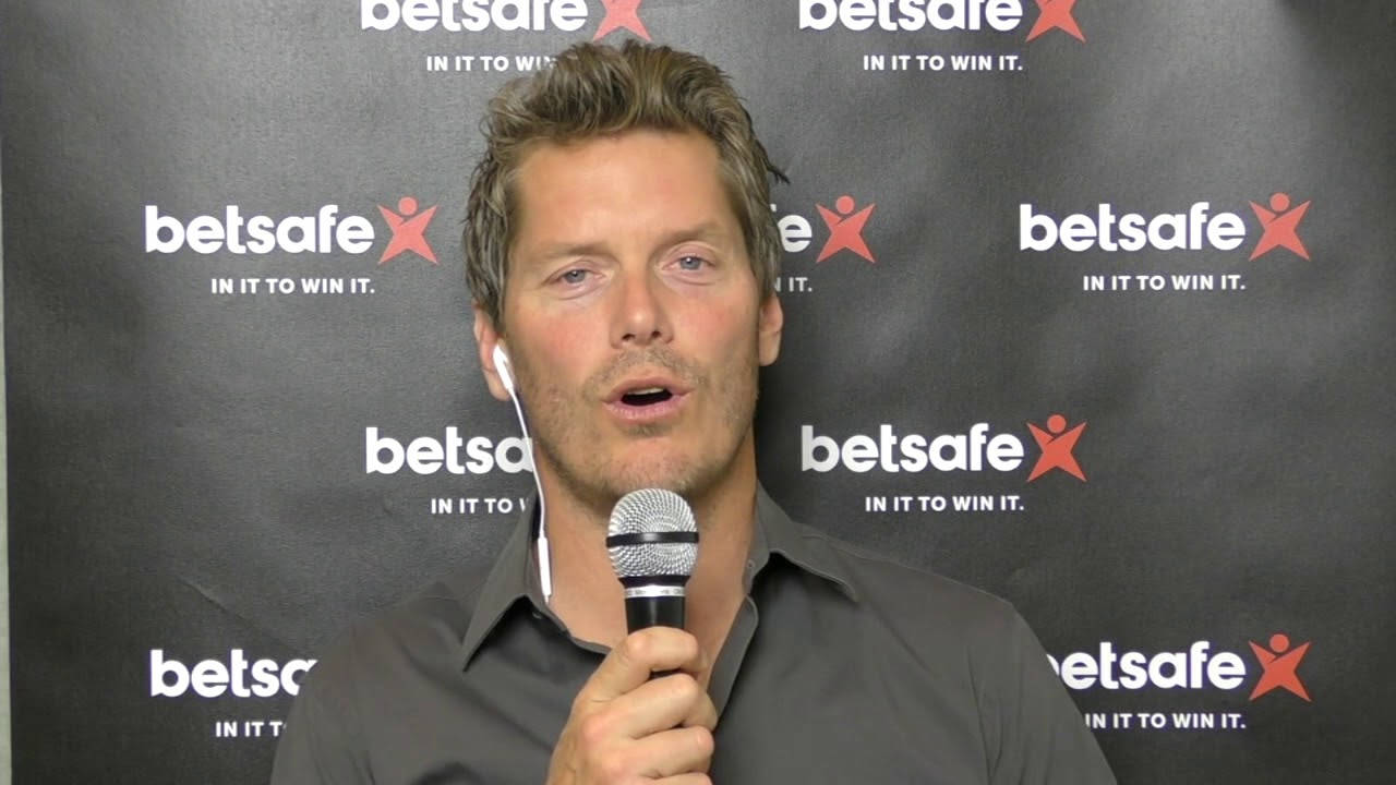 Thomas Enqvist animatedly speaking into a microphone Wallpaper