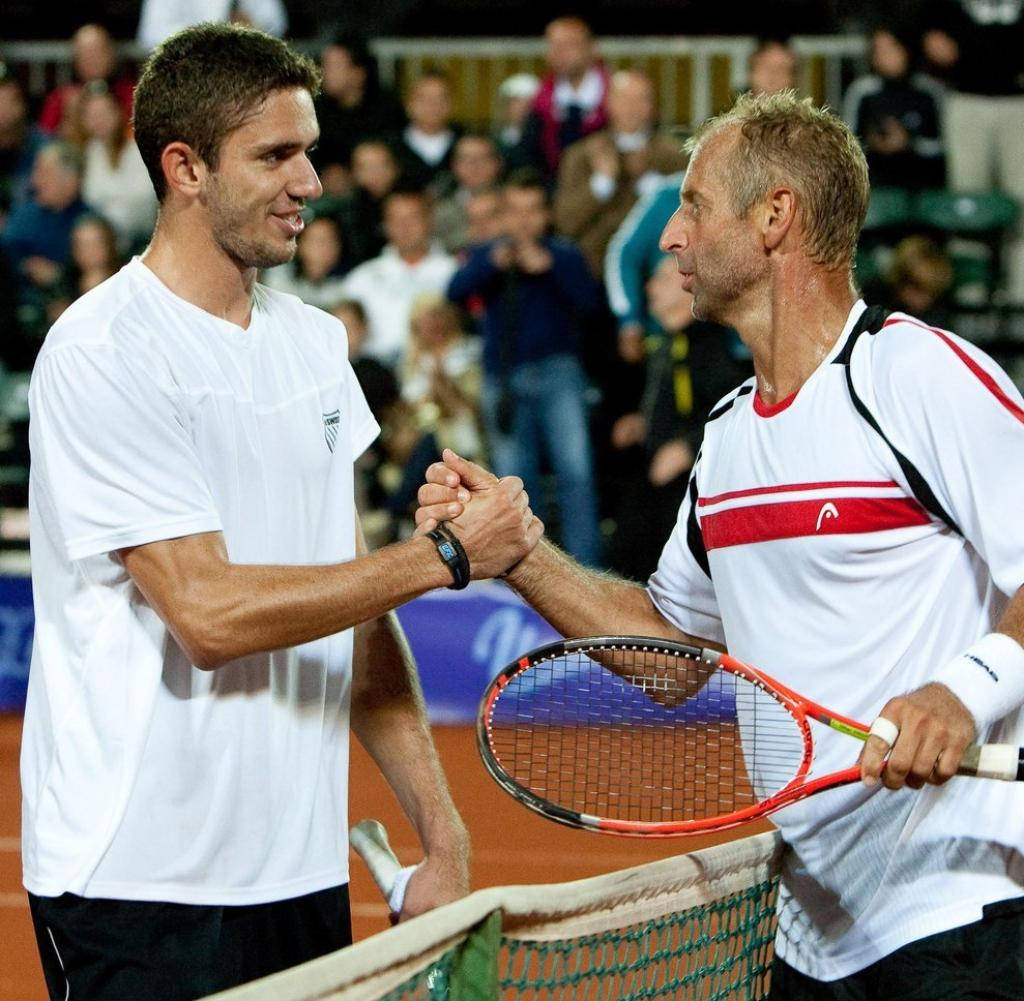 Thomas Muster Shaking Hands With Opponent Wallpaper