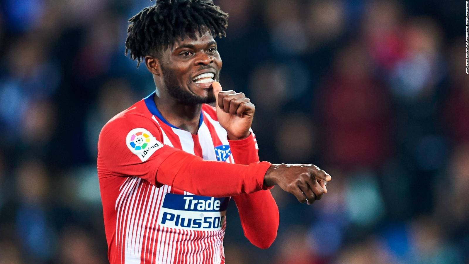 Thomas Partey Pointing With A Smile Wallpaper