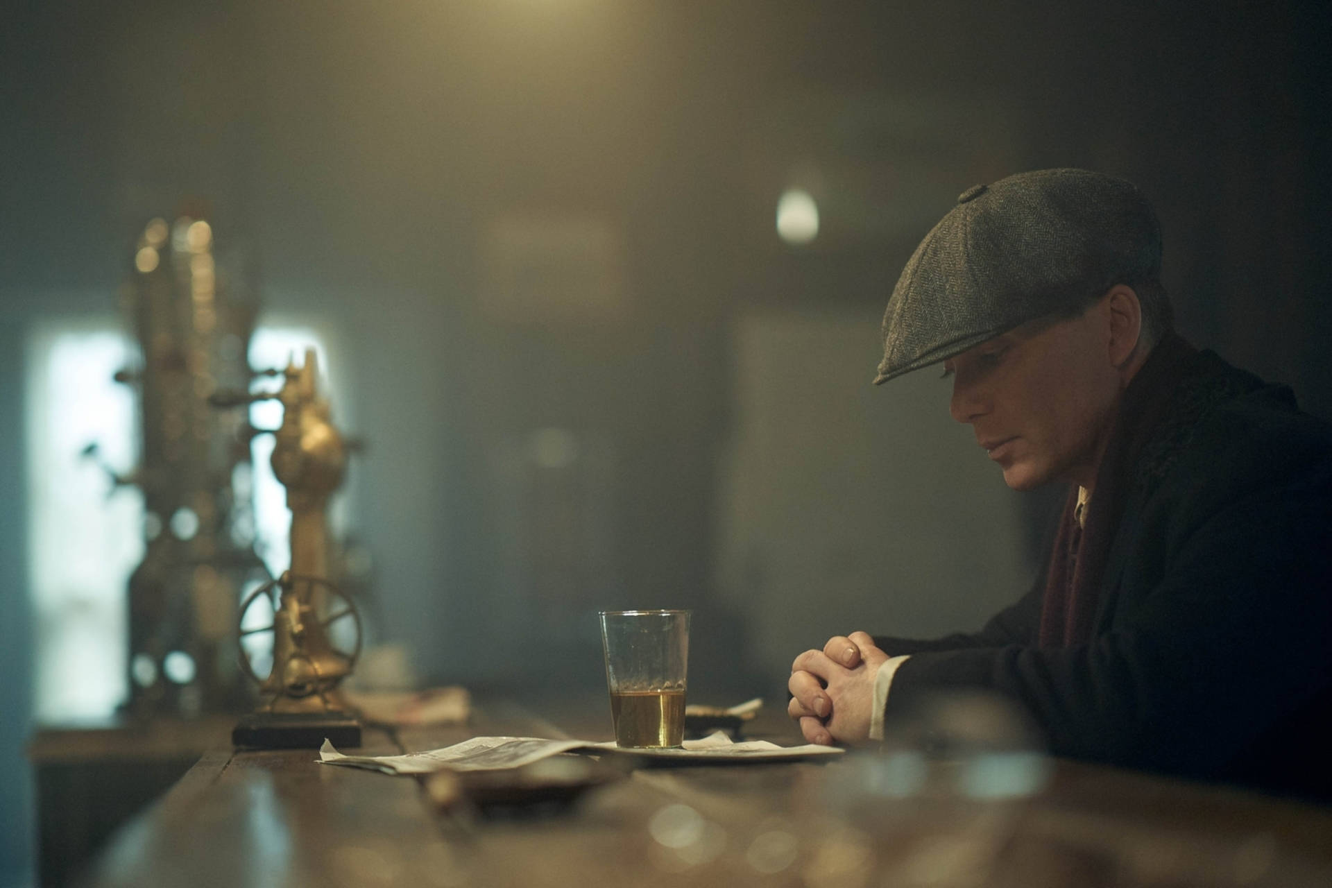 Thomas Shelby Drinking In A Pub Wallpaper