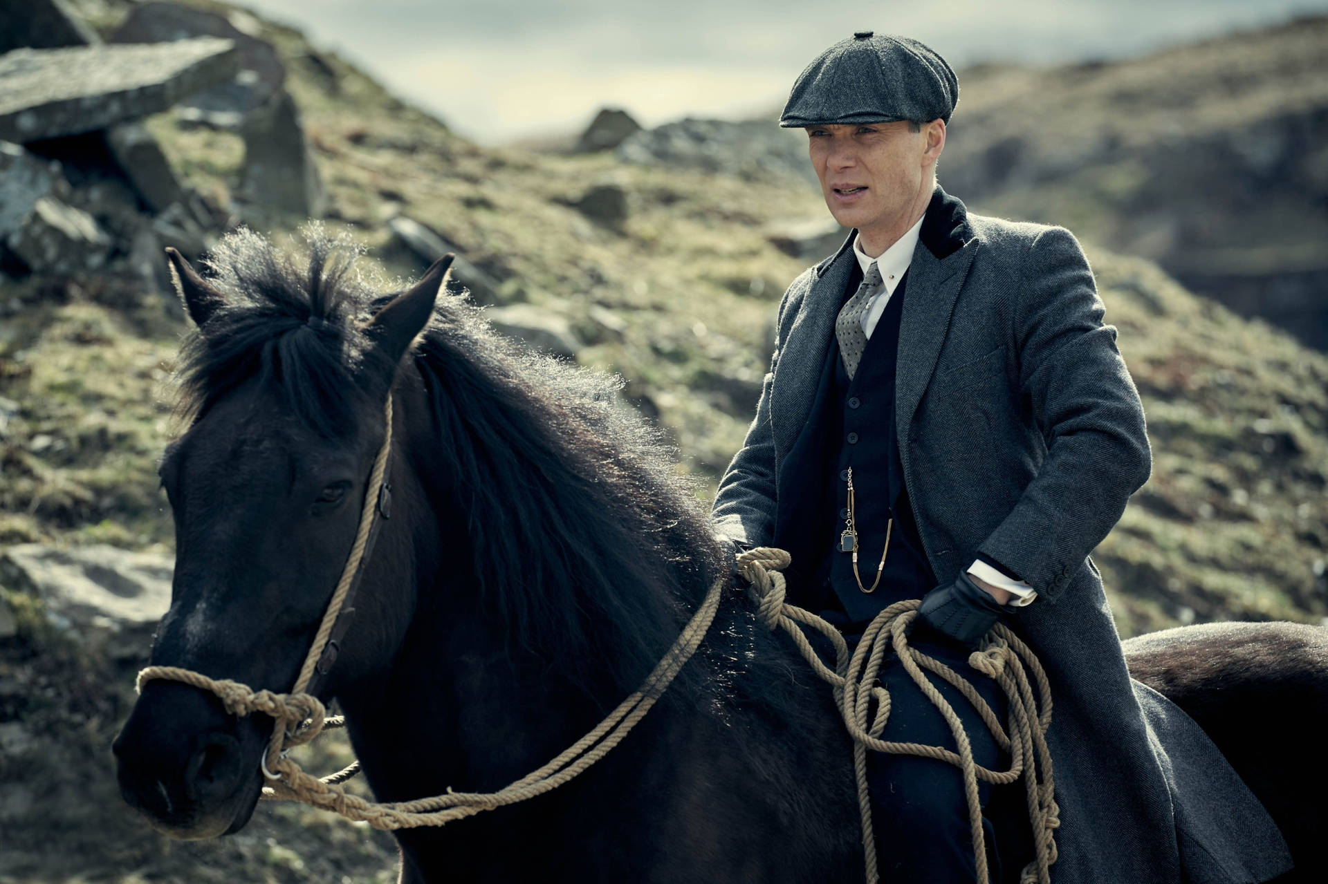 Baixe Papéis de Parede do Thomas Shelby Montando Um Cavalo | Wallpapers.com