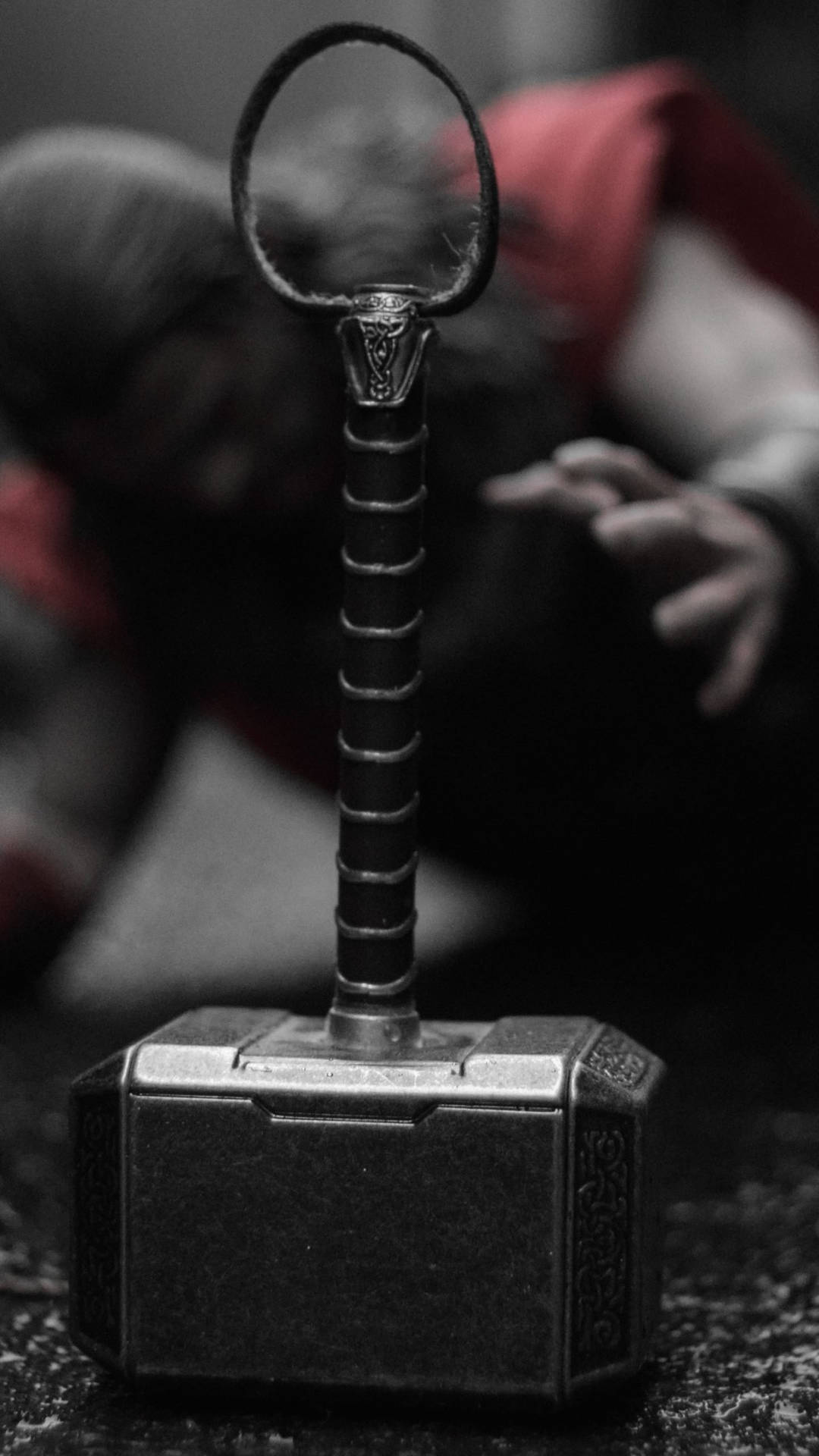 Oplev kraften af Thors hammer med denne dynamiske tapet. Wallpaper