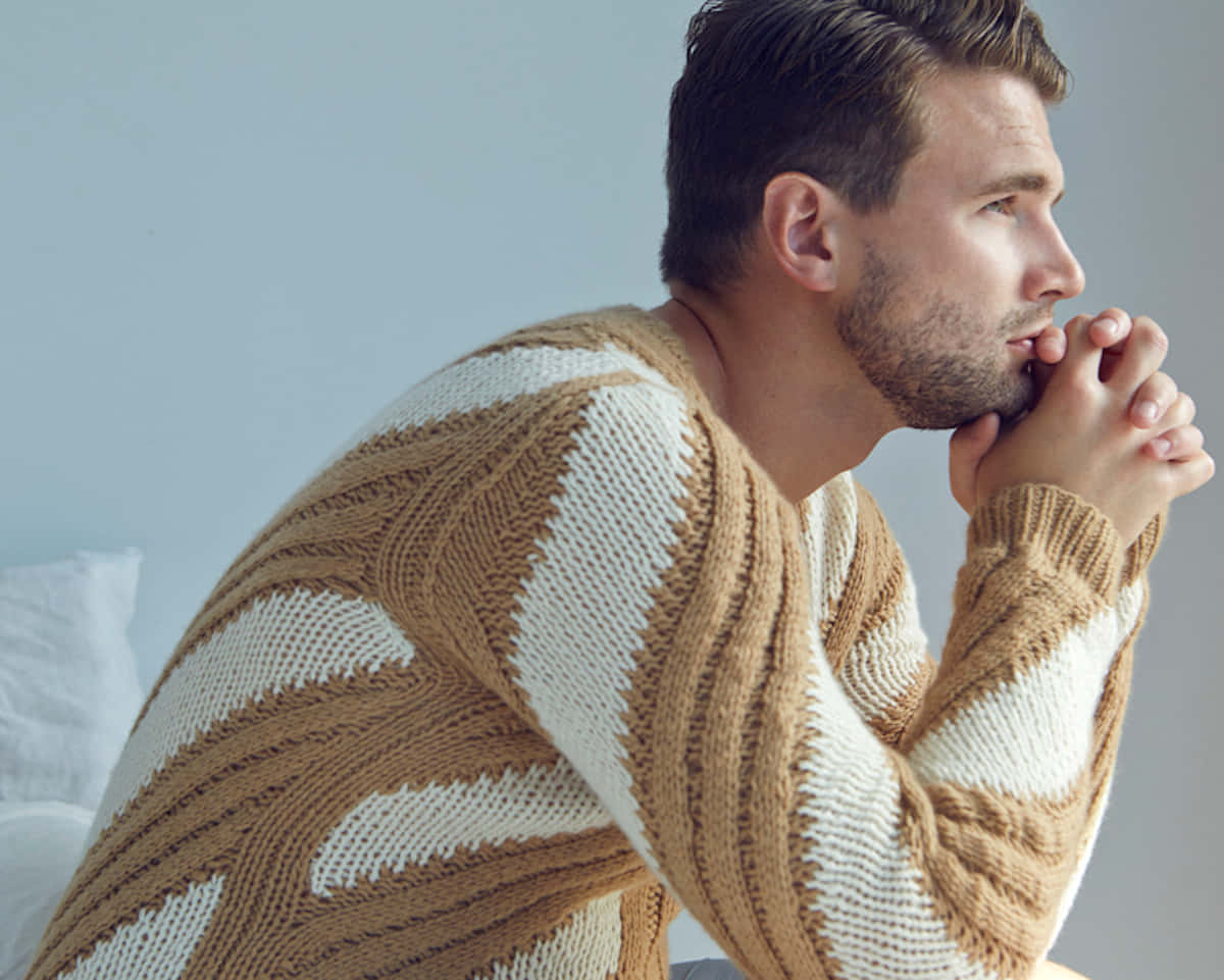 Thoughtful Manin Striped Sweater Wallpaper