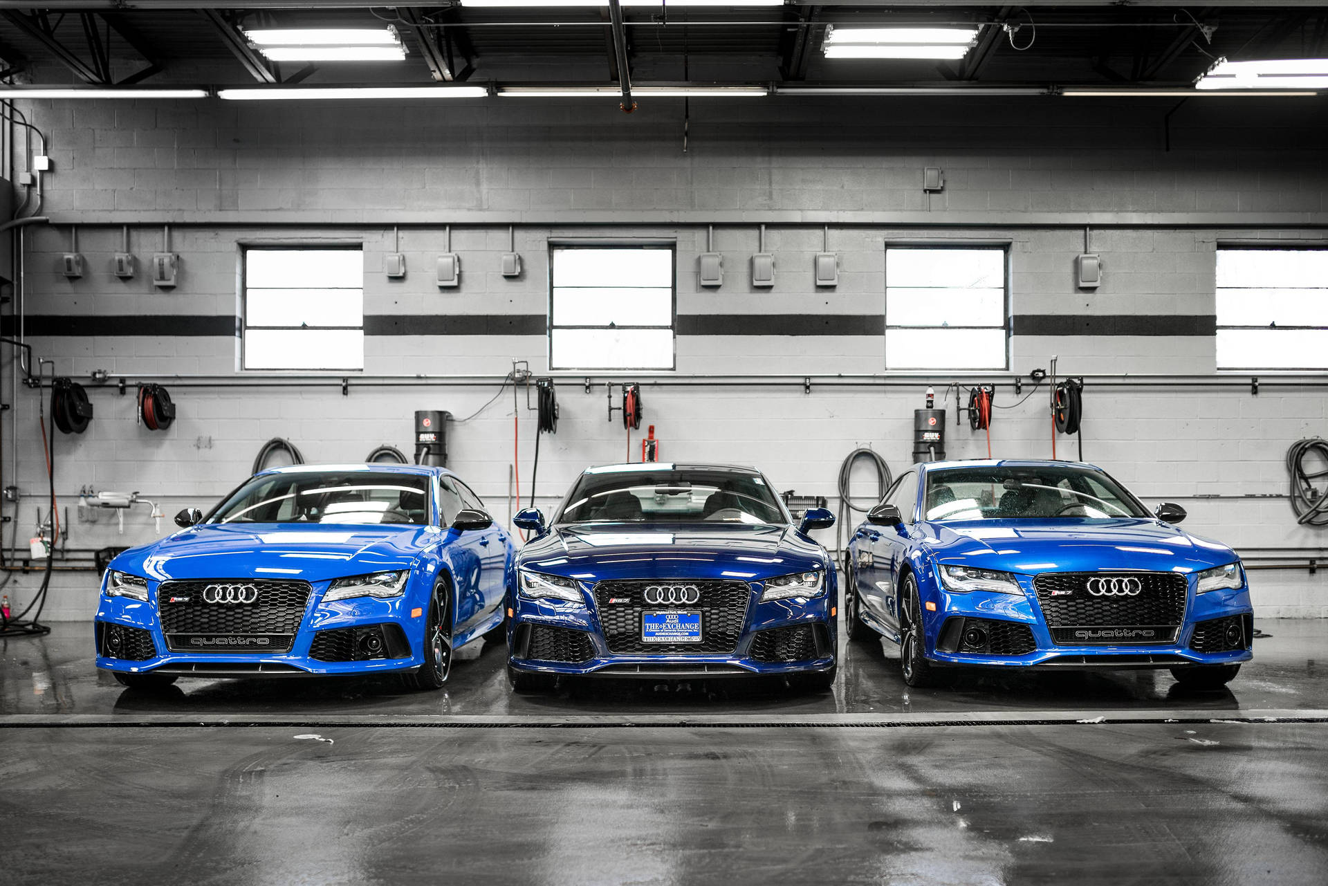 Tre blå Audi RS7 Luxury Model Biler på sort baggrund Wallpaper